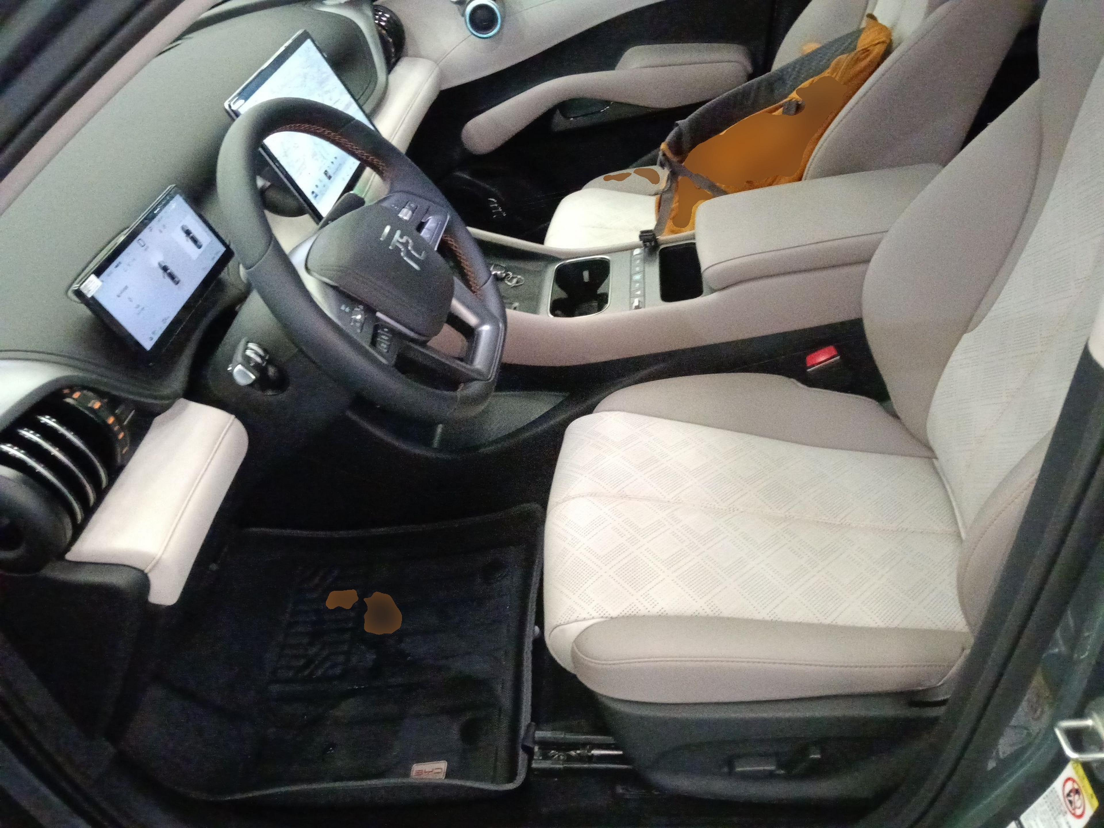 المقاعد الأمامية داخل السيارة