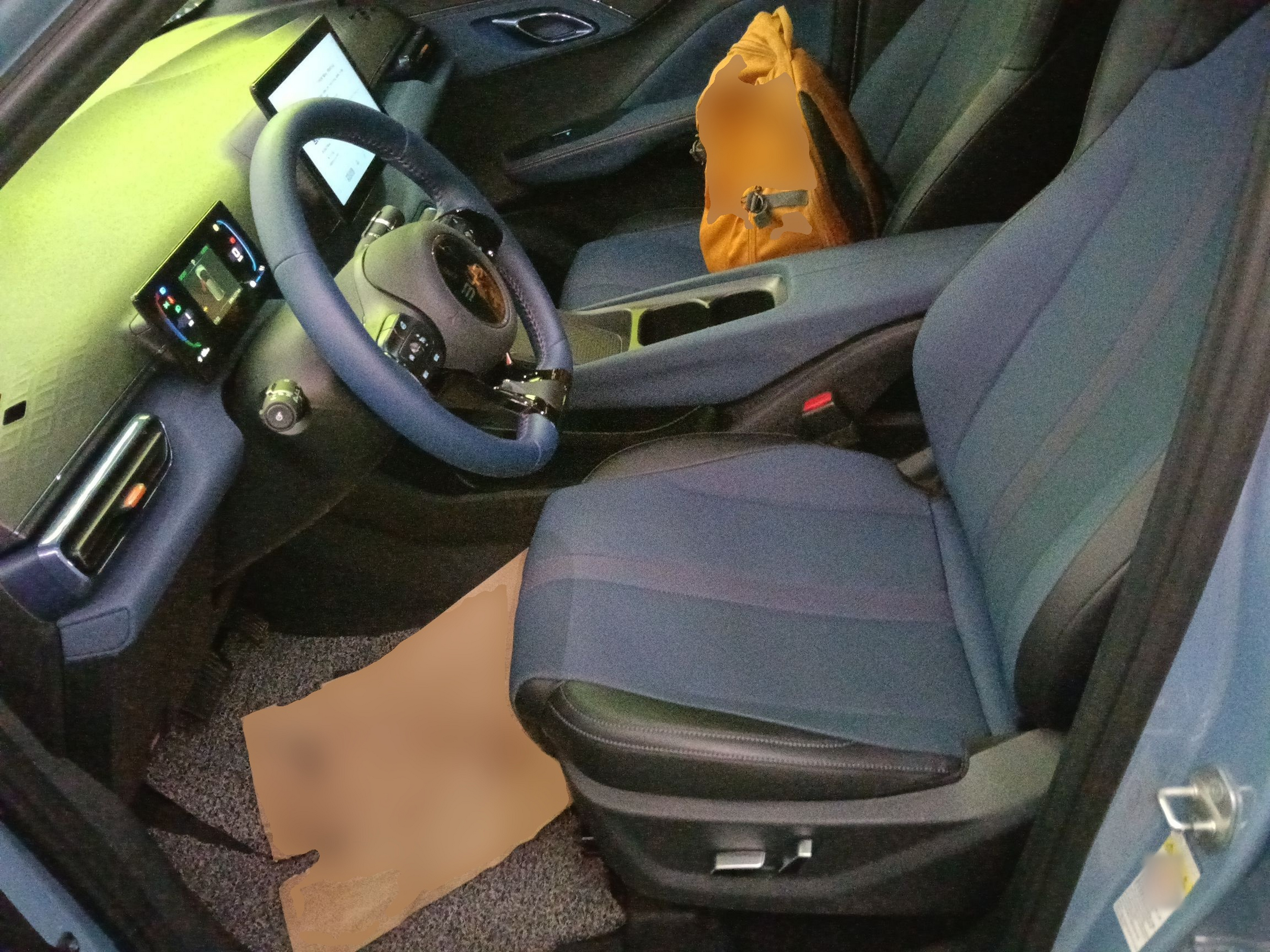 المقاعد الأمامية داخل السيارة