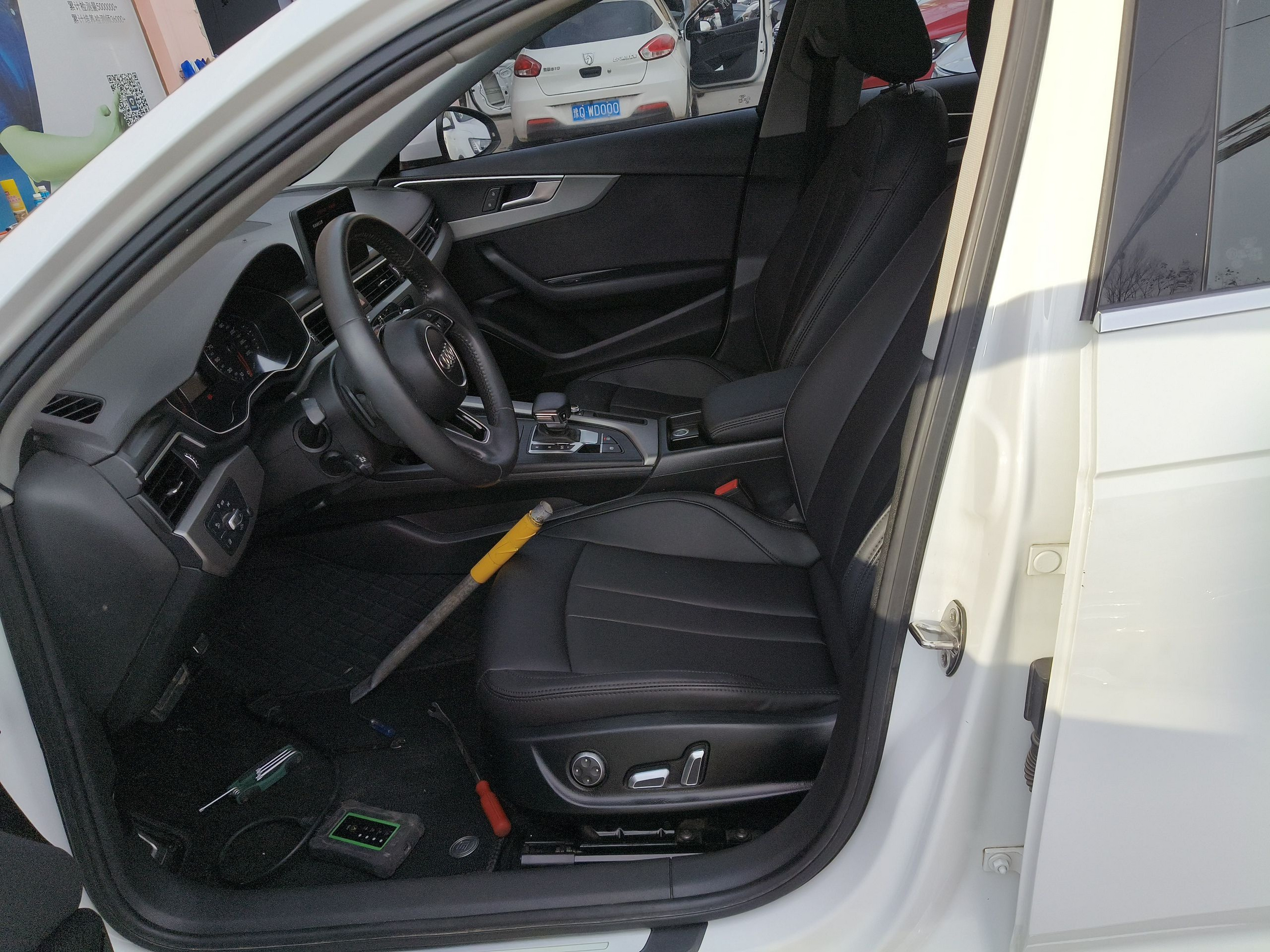 المقاعد الأمامية داخل السيارة