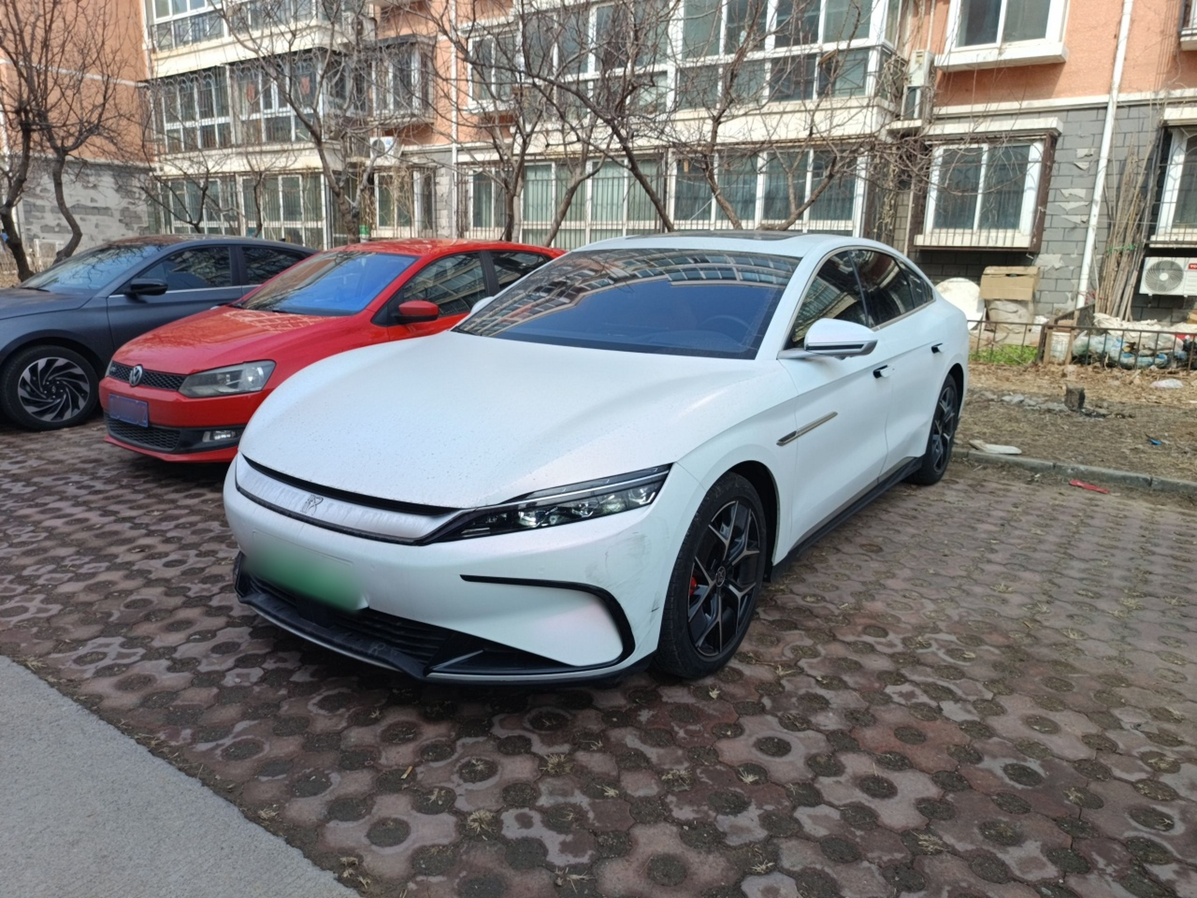 Под передней частью автомобиля