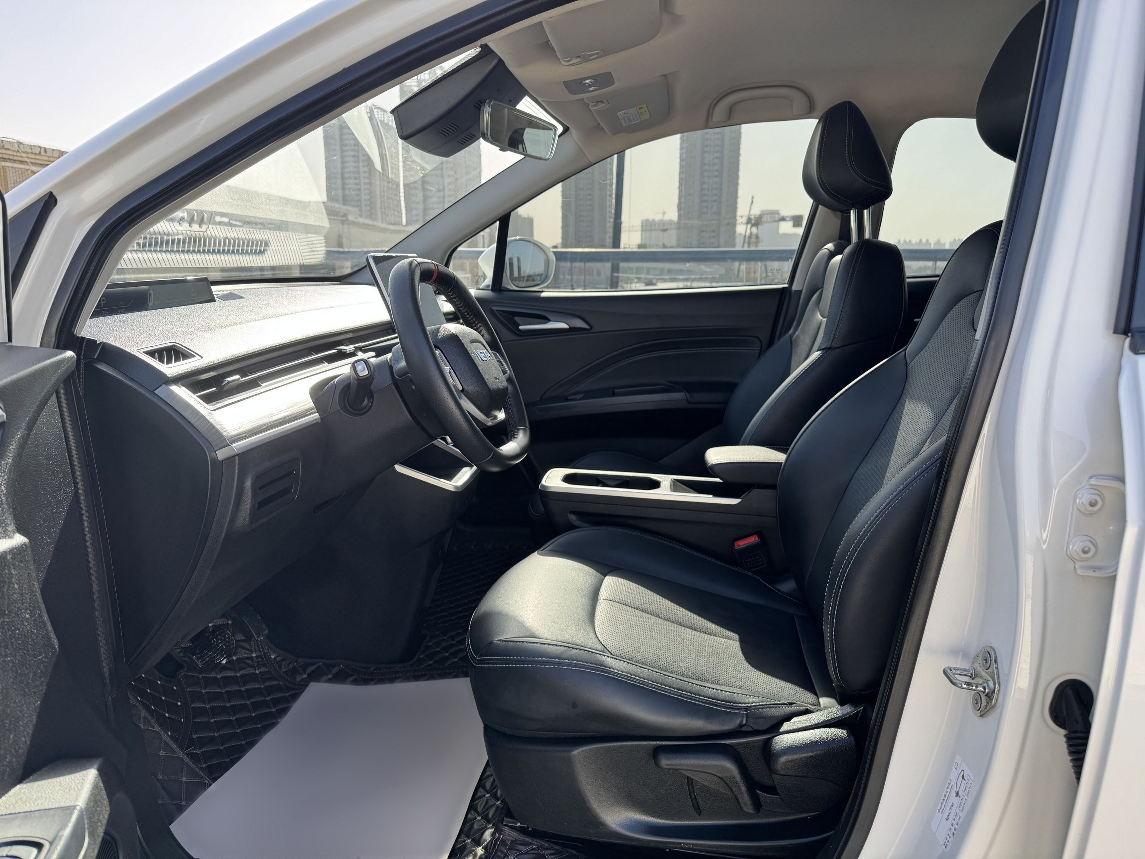 المقاعد الأمامية داخل السيارة