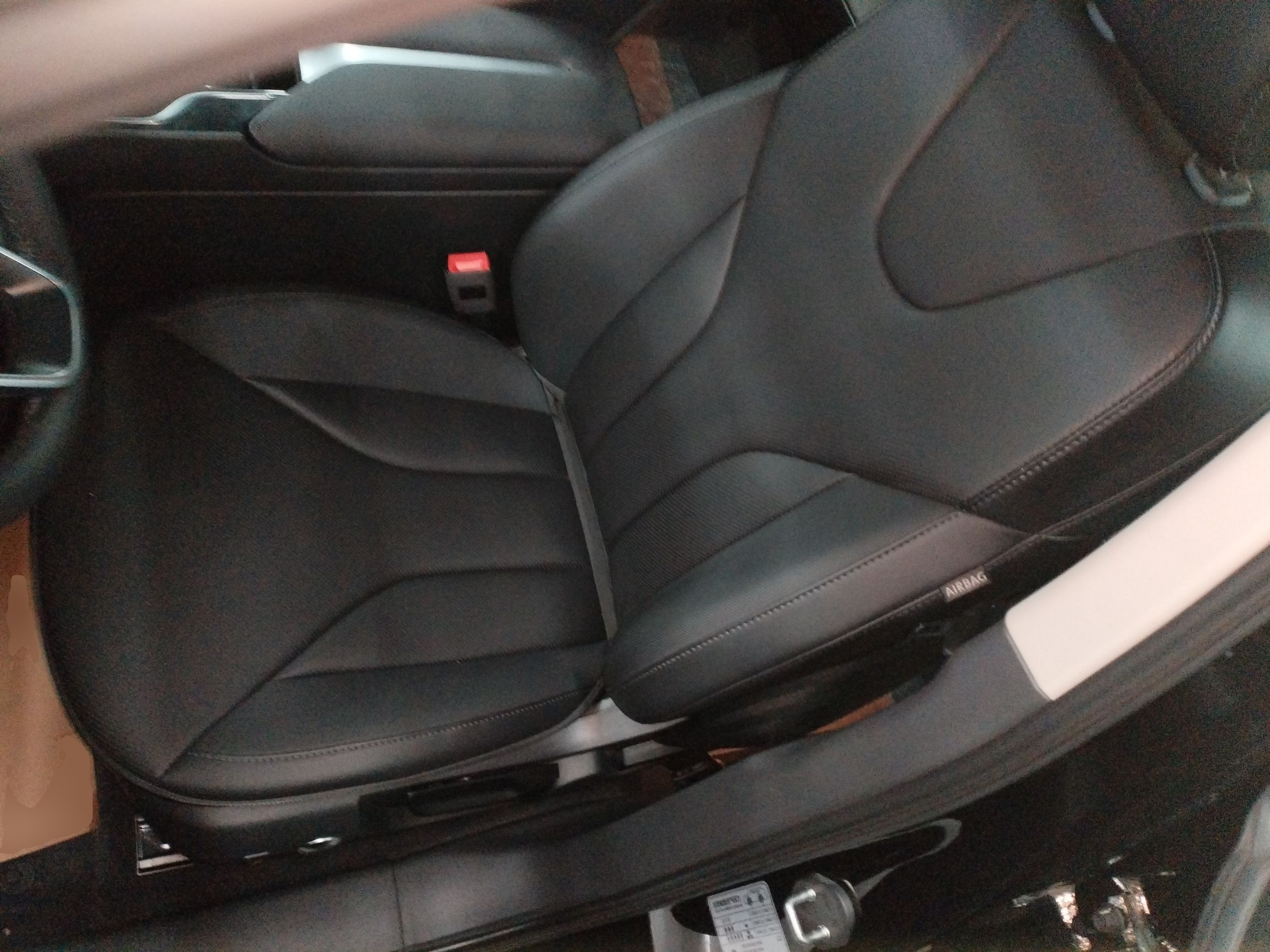 Переднее сиденье в автомобиле