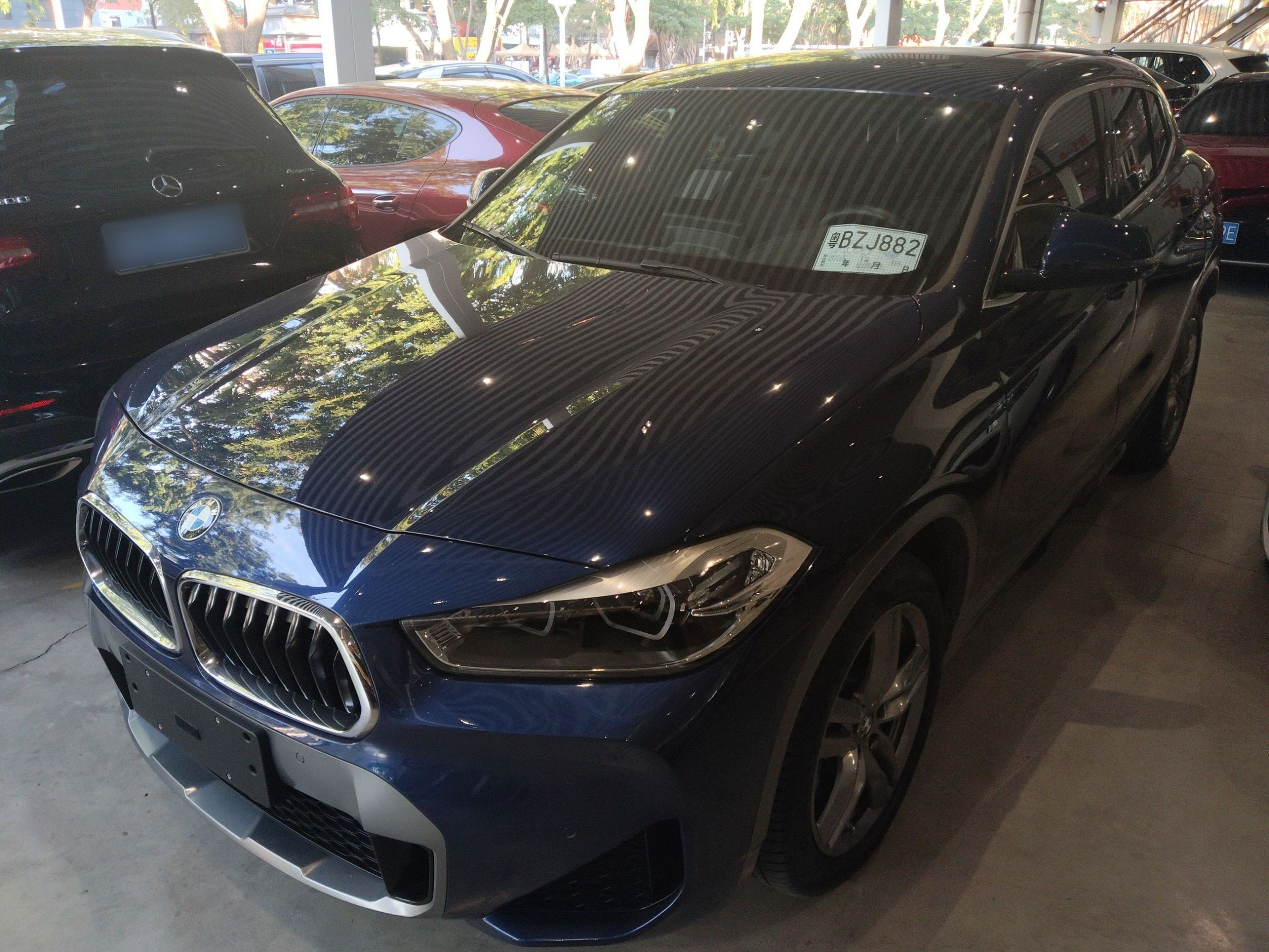 تحت مقدمة السيارة