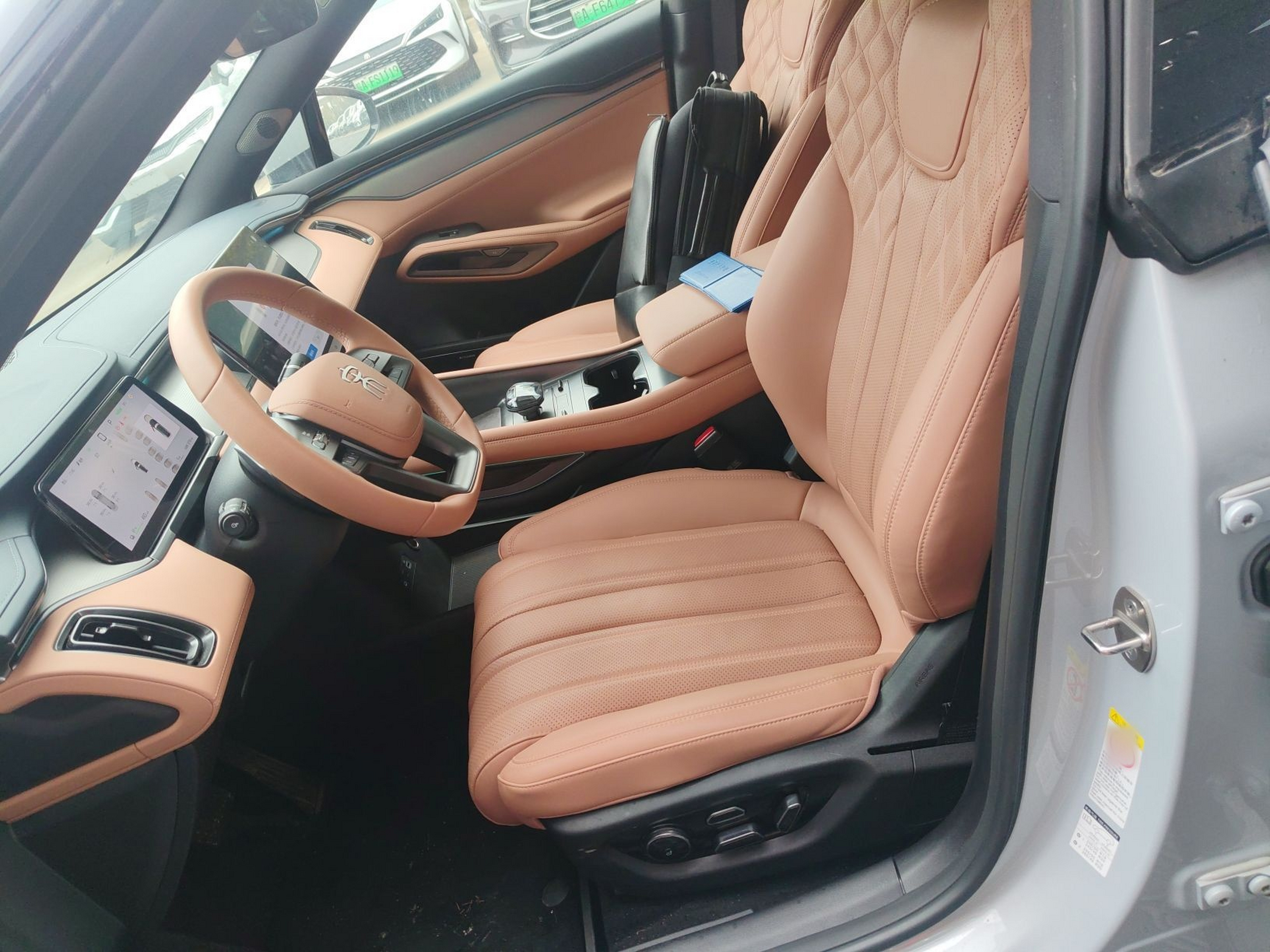 المقاعد الأمامية داخل السيارة