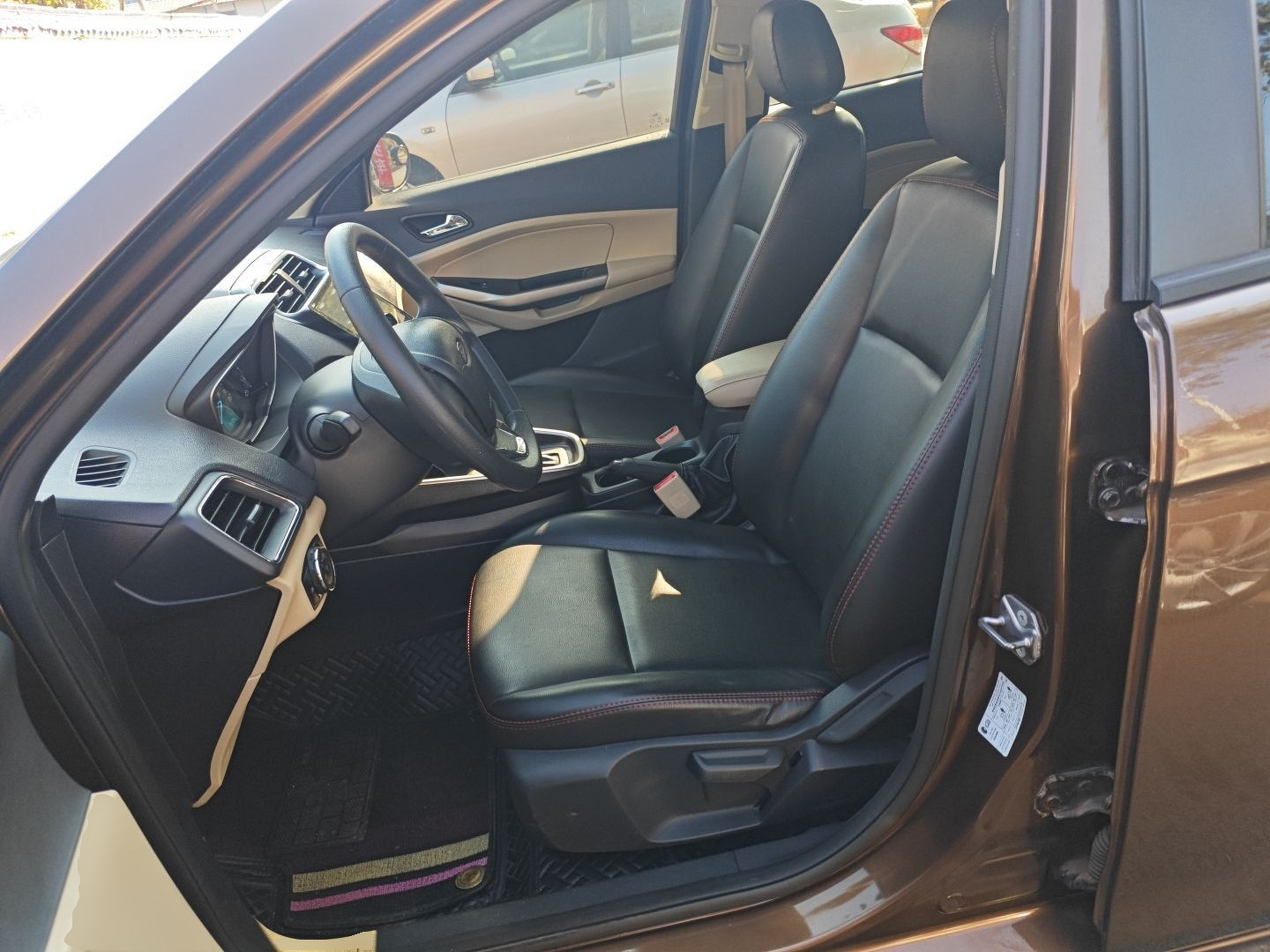 المقاعد الأمامية داخل السيارة