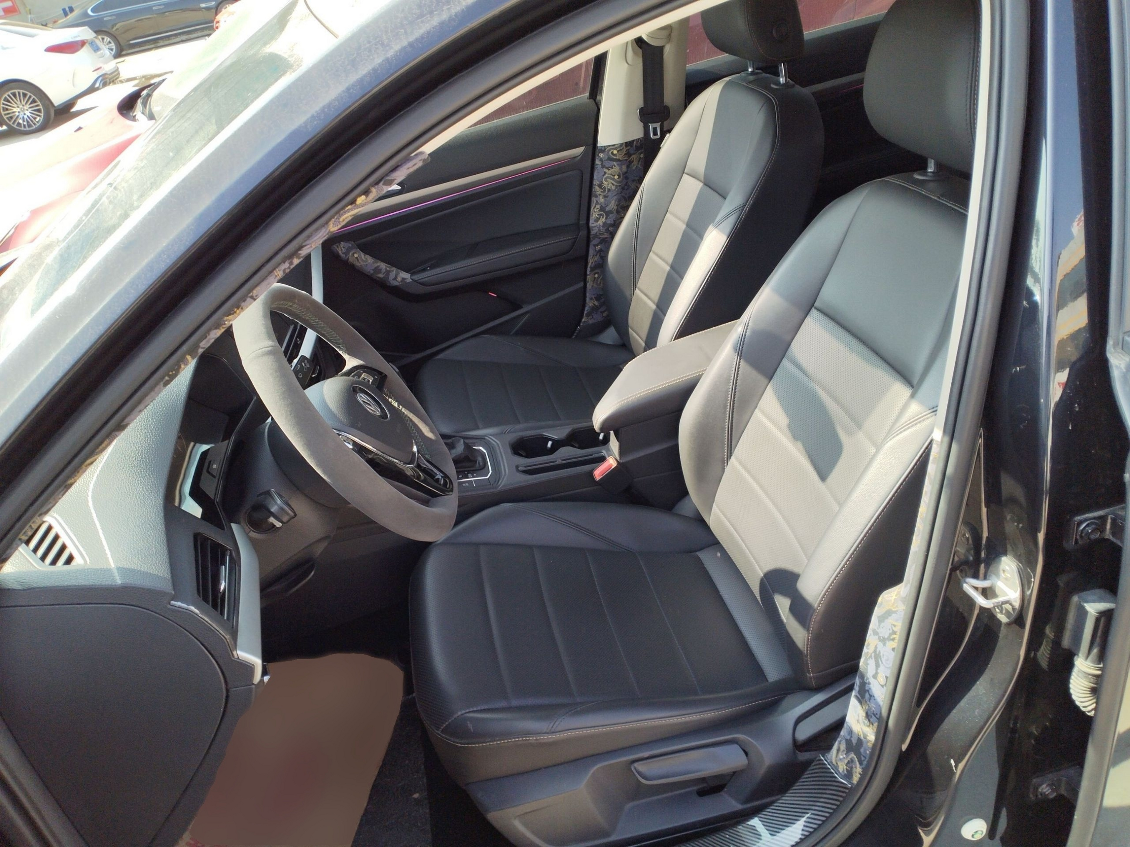 المقاعد الأمامية داخل السيارة