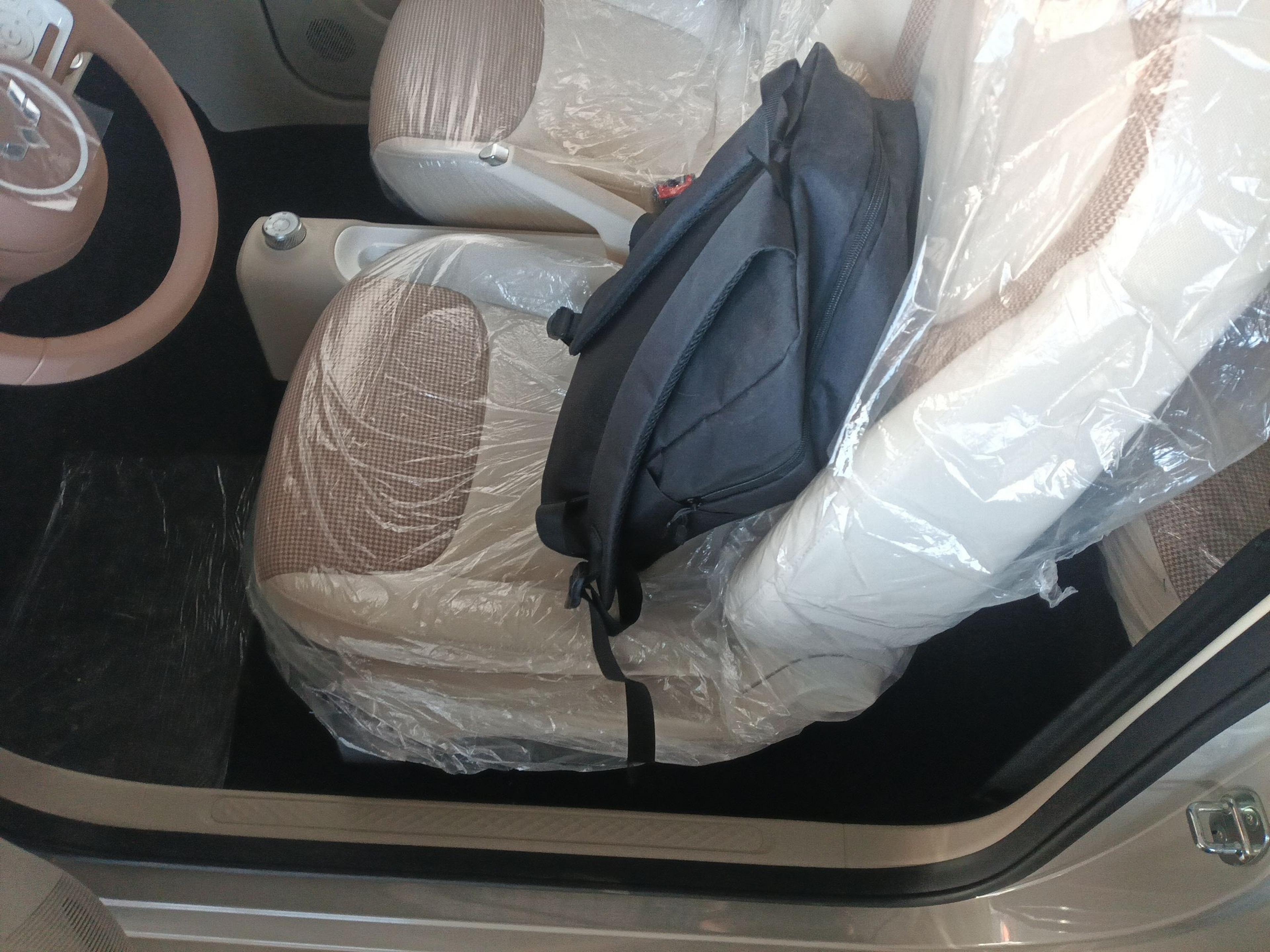 المقاعد الأمامية داخل السيارة