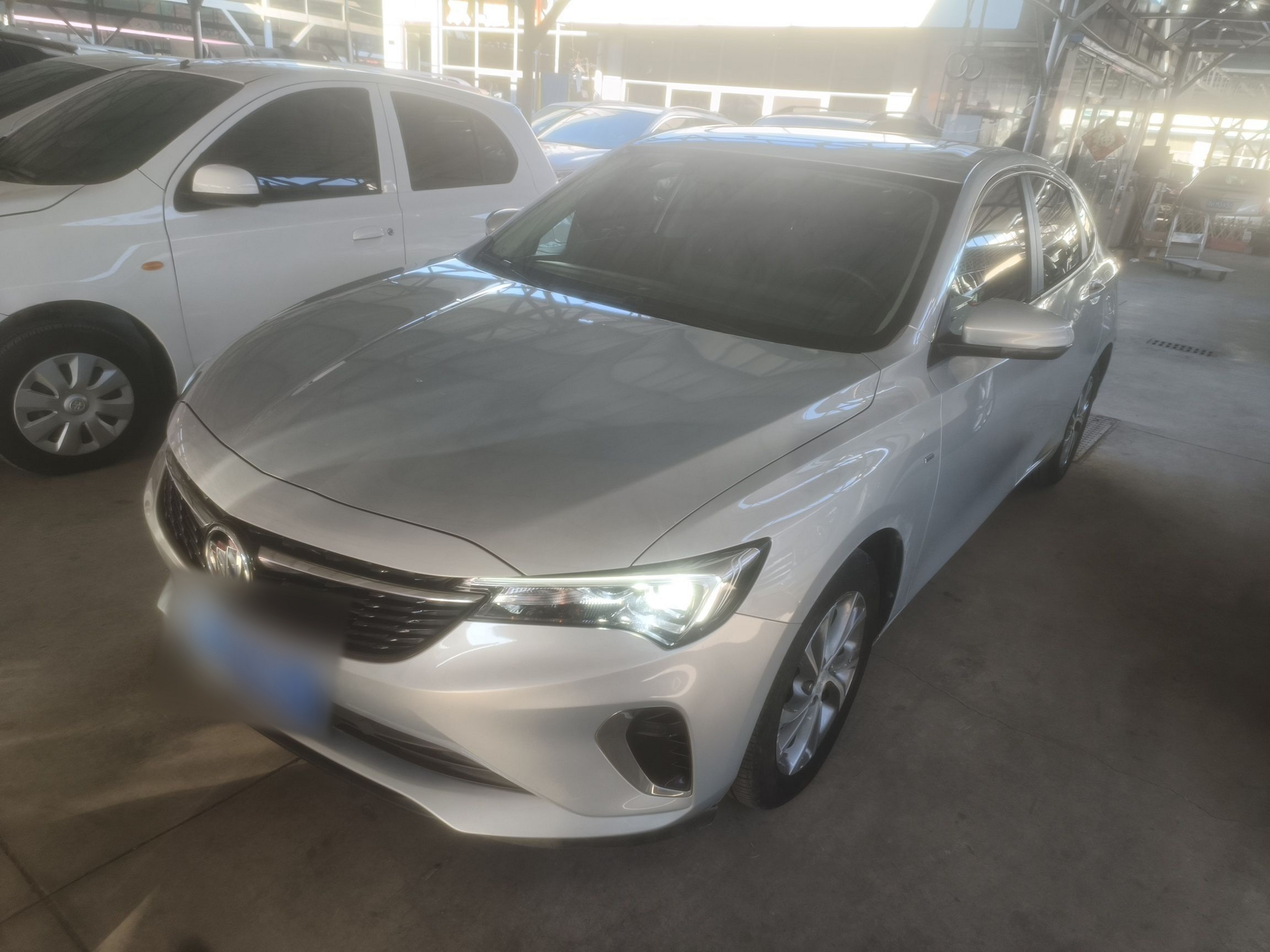 تحت مقدمة السيارة