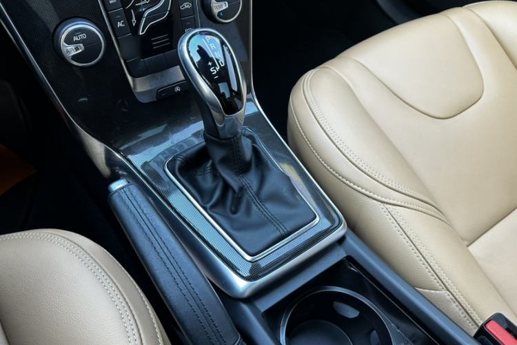 Used Volvo V40 2017 T3 Zhiyi Edition
