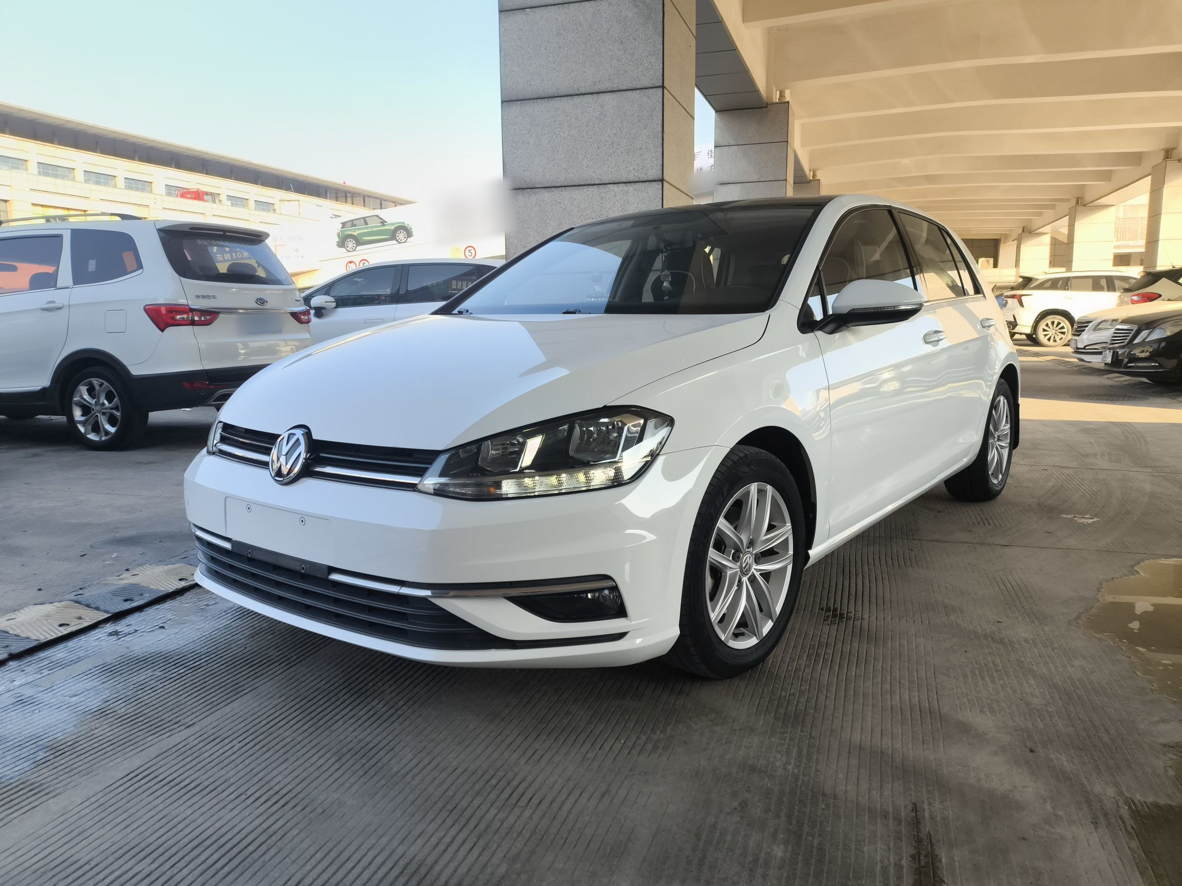 تحت مقدمة السيارة