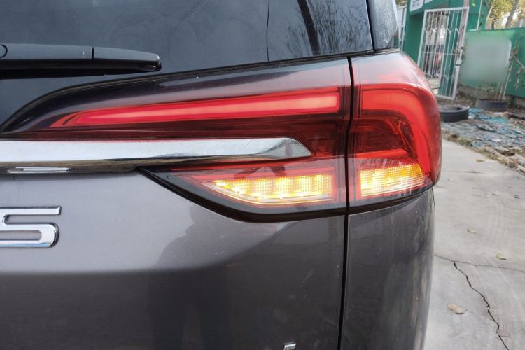 Used SAIC MAXUS EUNIQ 5 2020 Flagship Version with Large Battery 7 Seats
