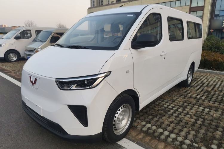 Used Wuling Yangguang 2024 300KM Comfort Version Passenger Van 75kW