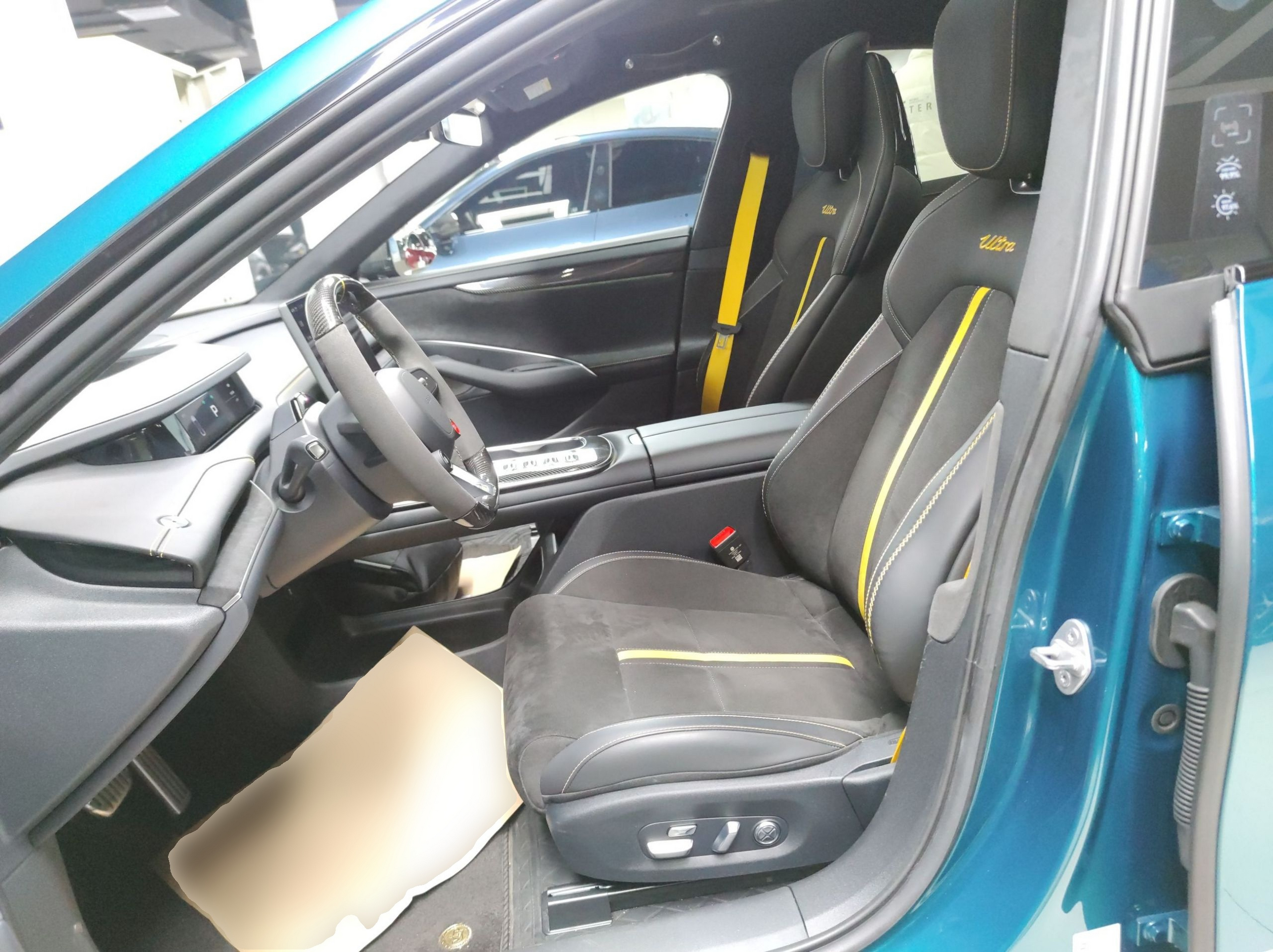 المقاعد الأمامية داخل السيارة