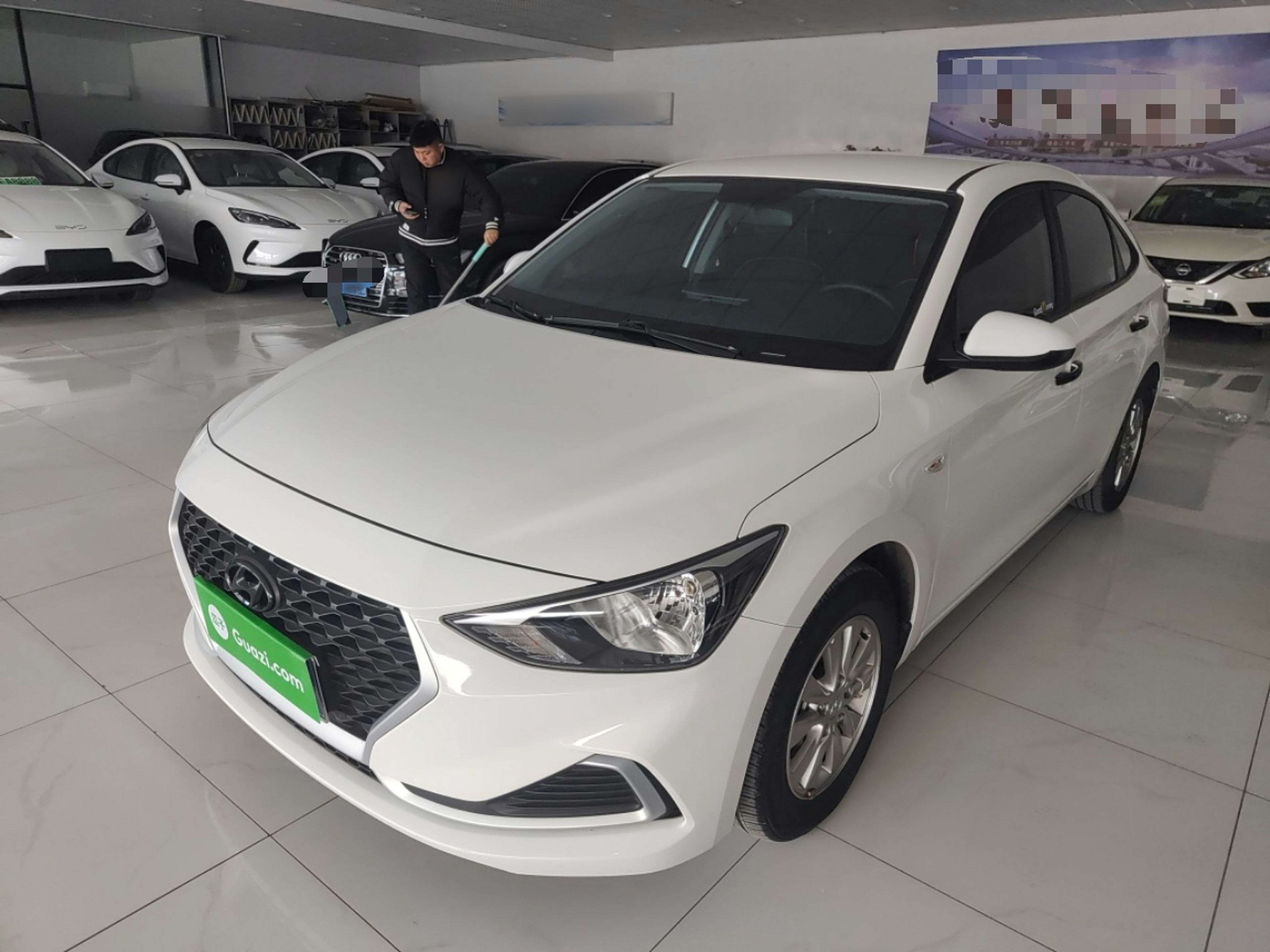 تحت مقدمة السيارة