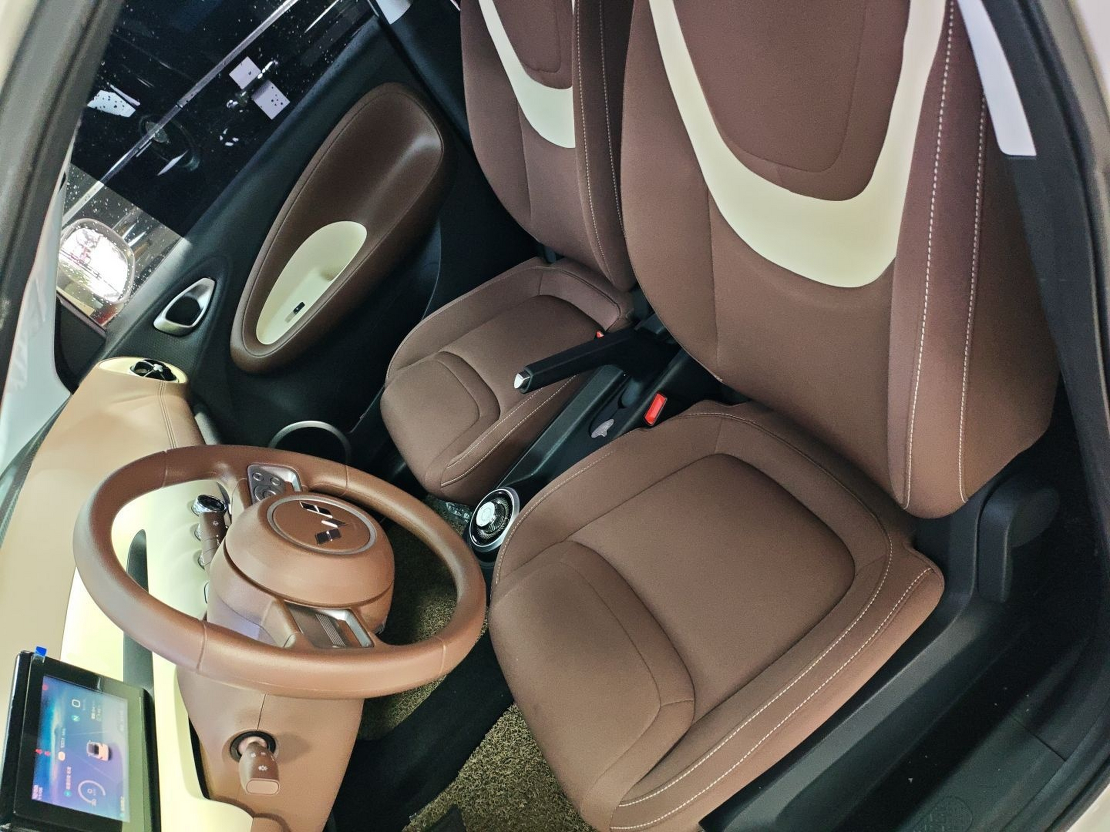 Переднее сиденье в автомобиле