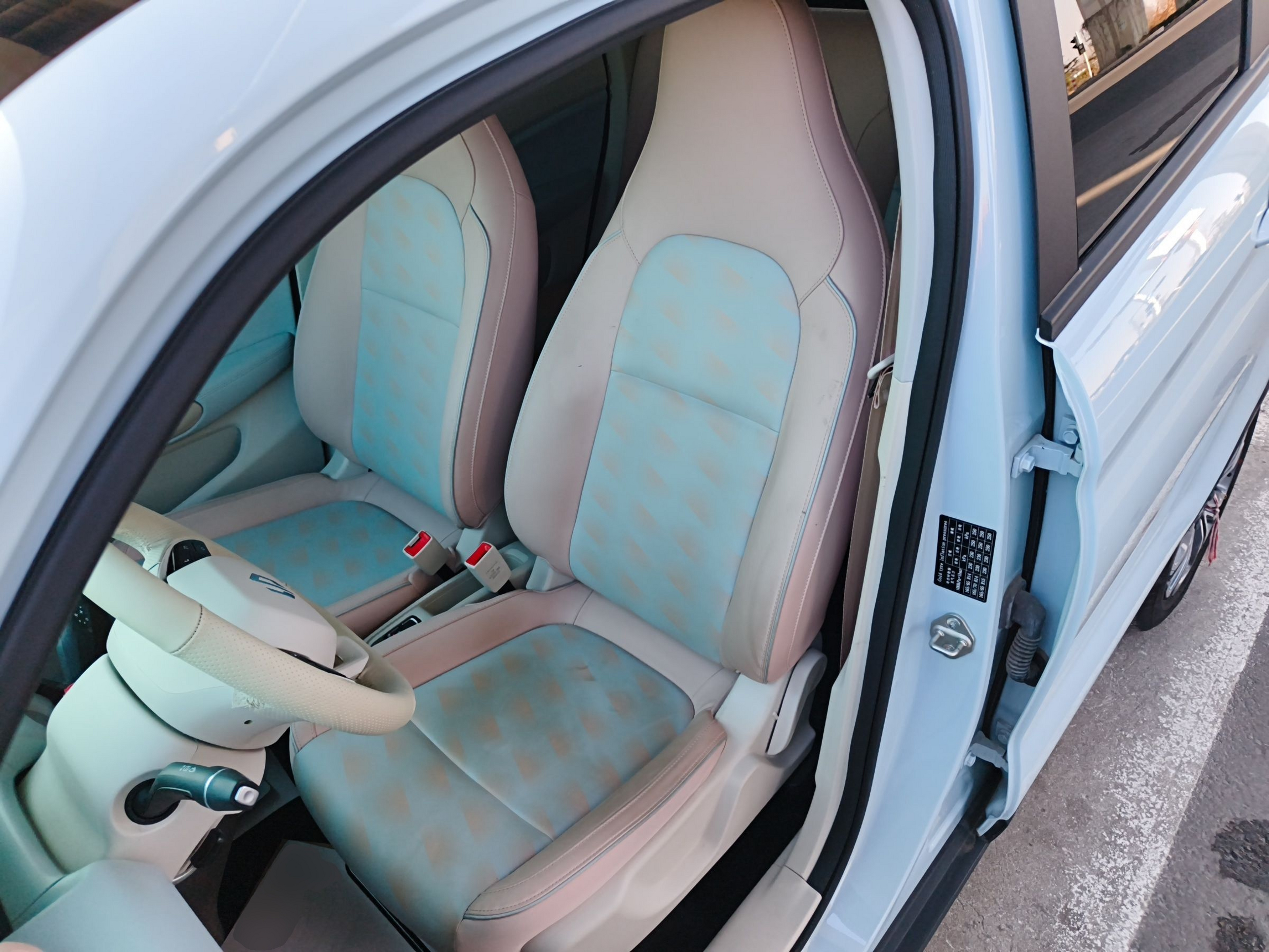 المقاعد الأمامية داخل السيارة