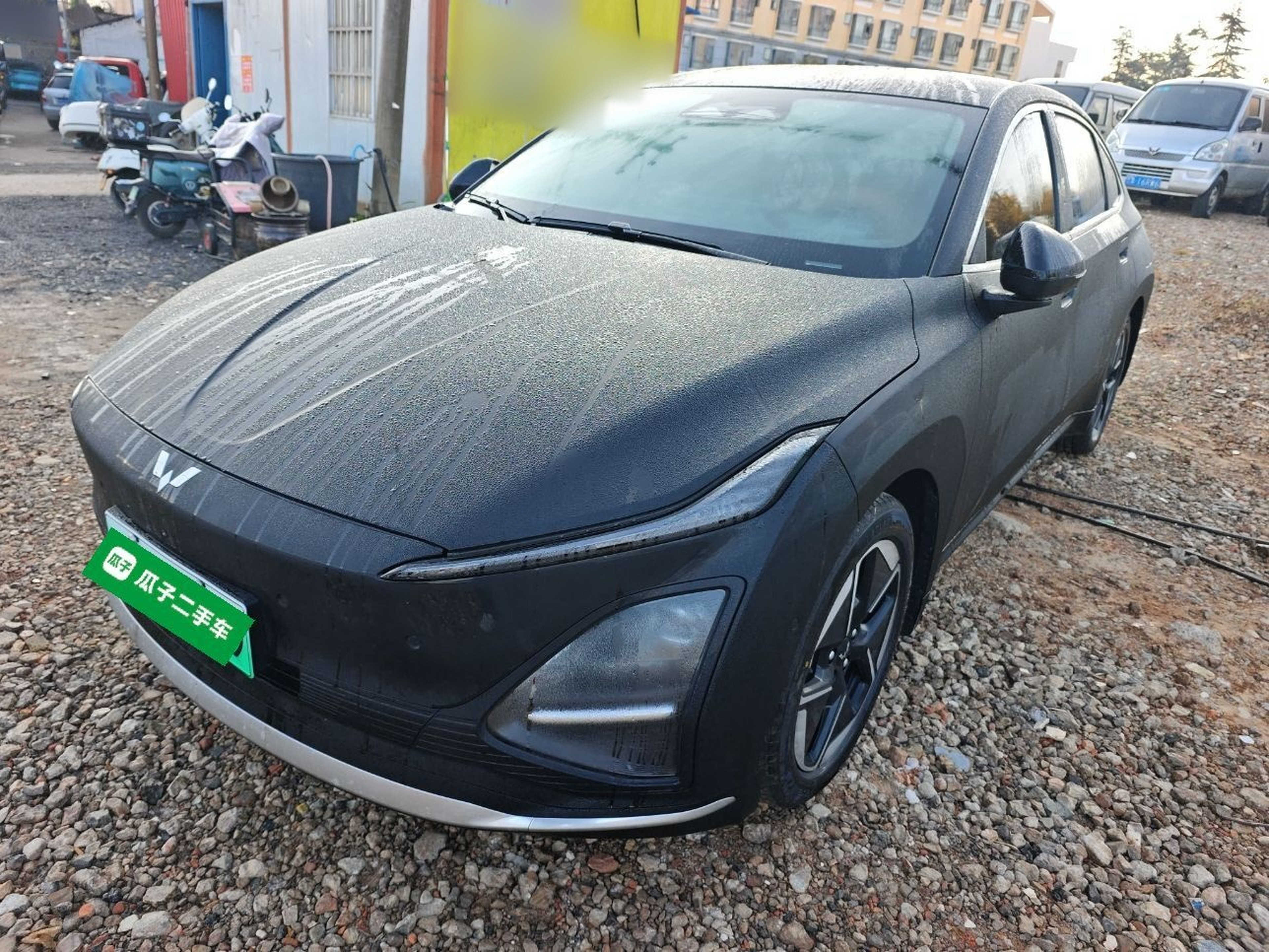 تحت مقدمة السيارة