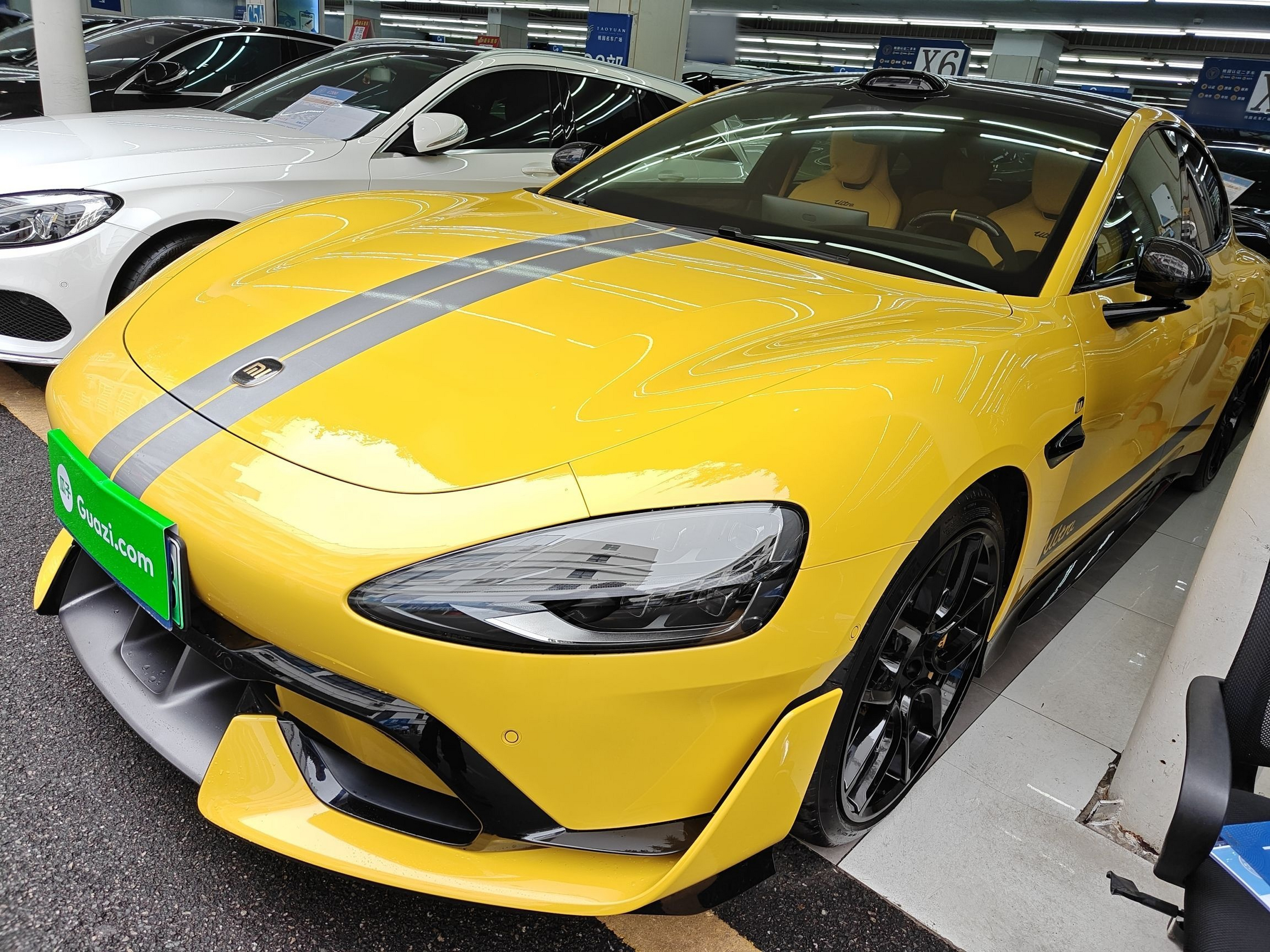 تحت مقدمة السيارة