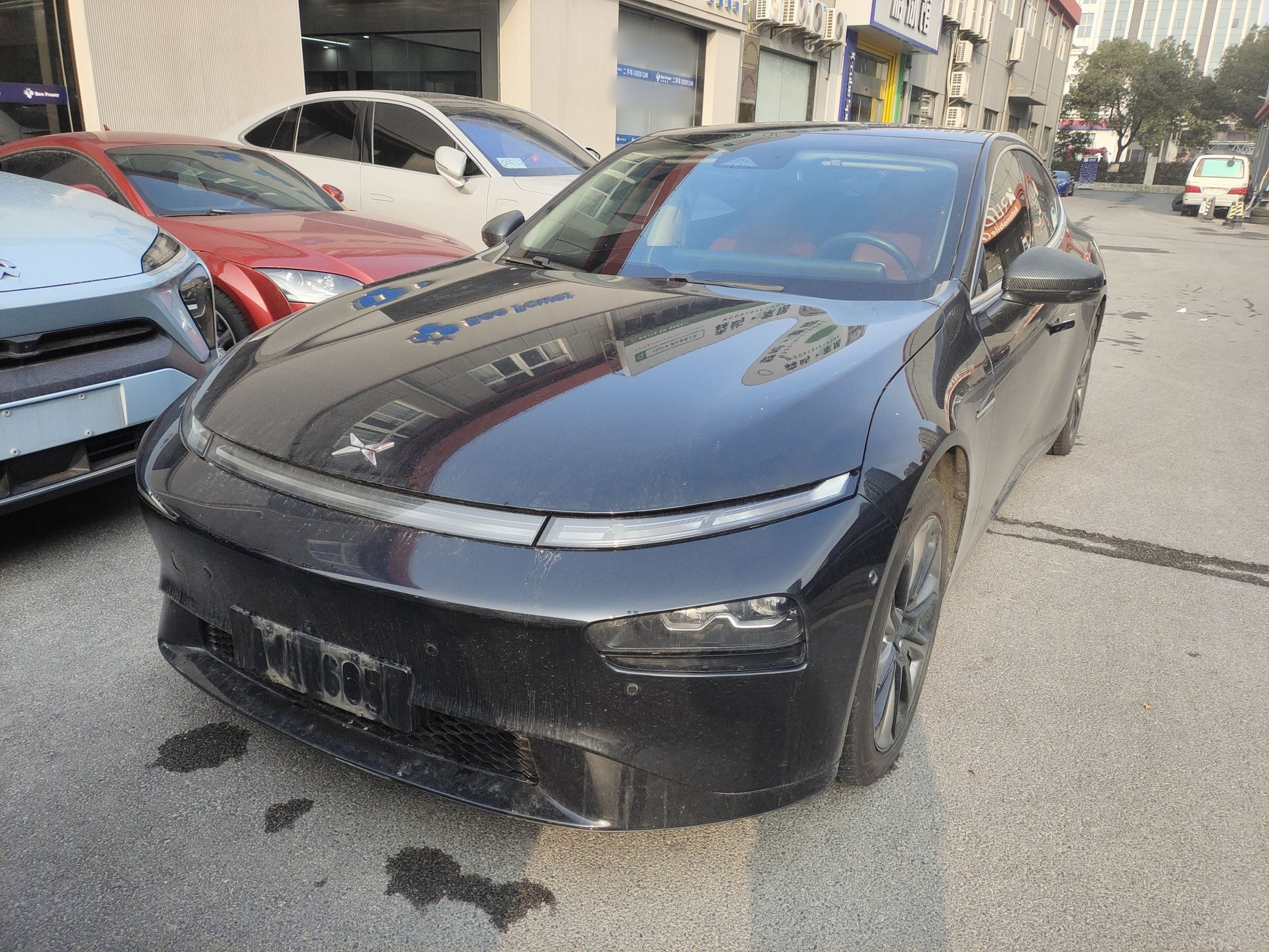 تحت مقدمة السيارة