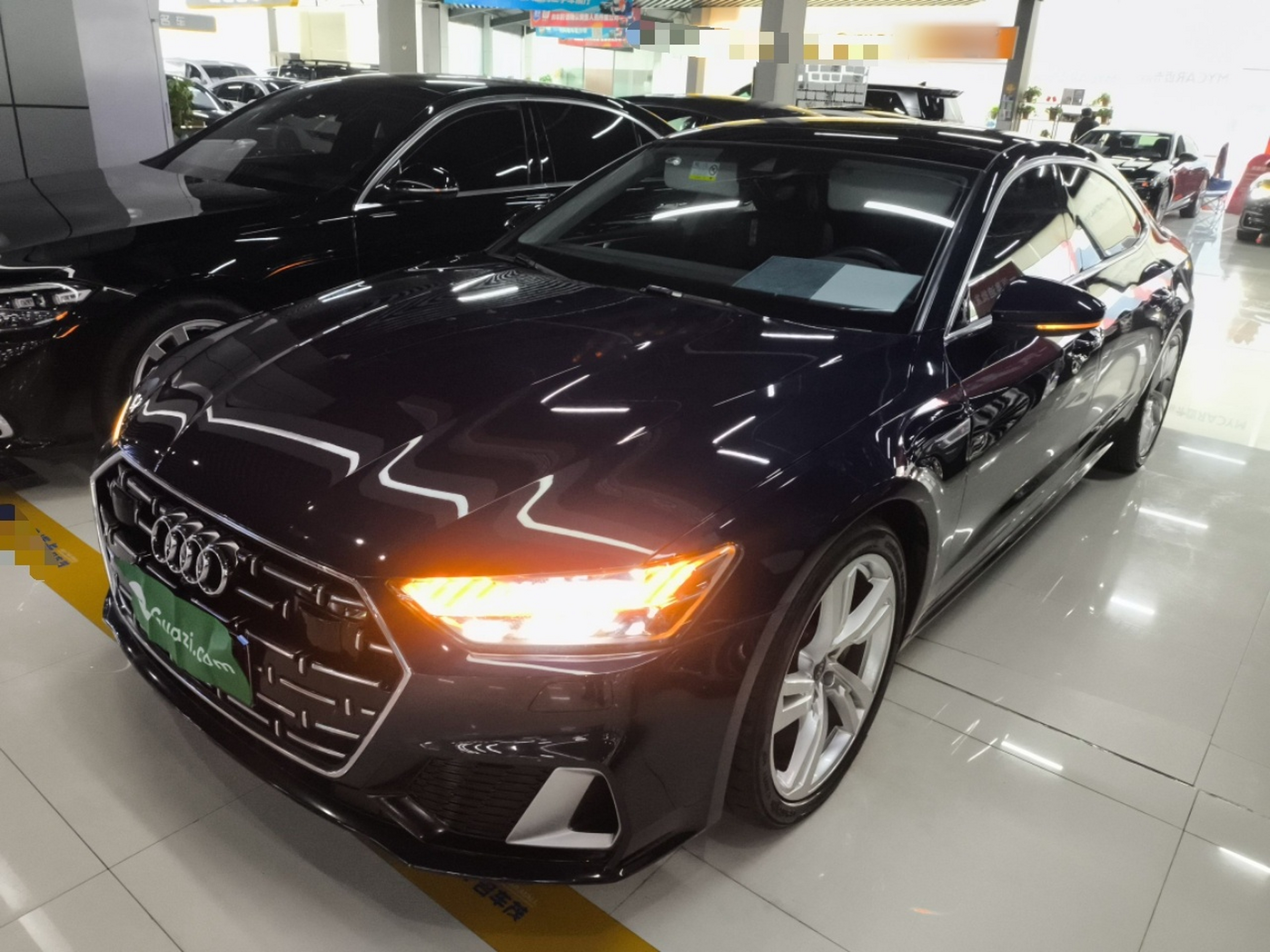 تحت مقدمة السيارة