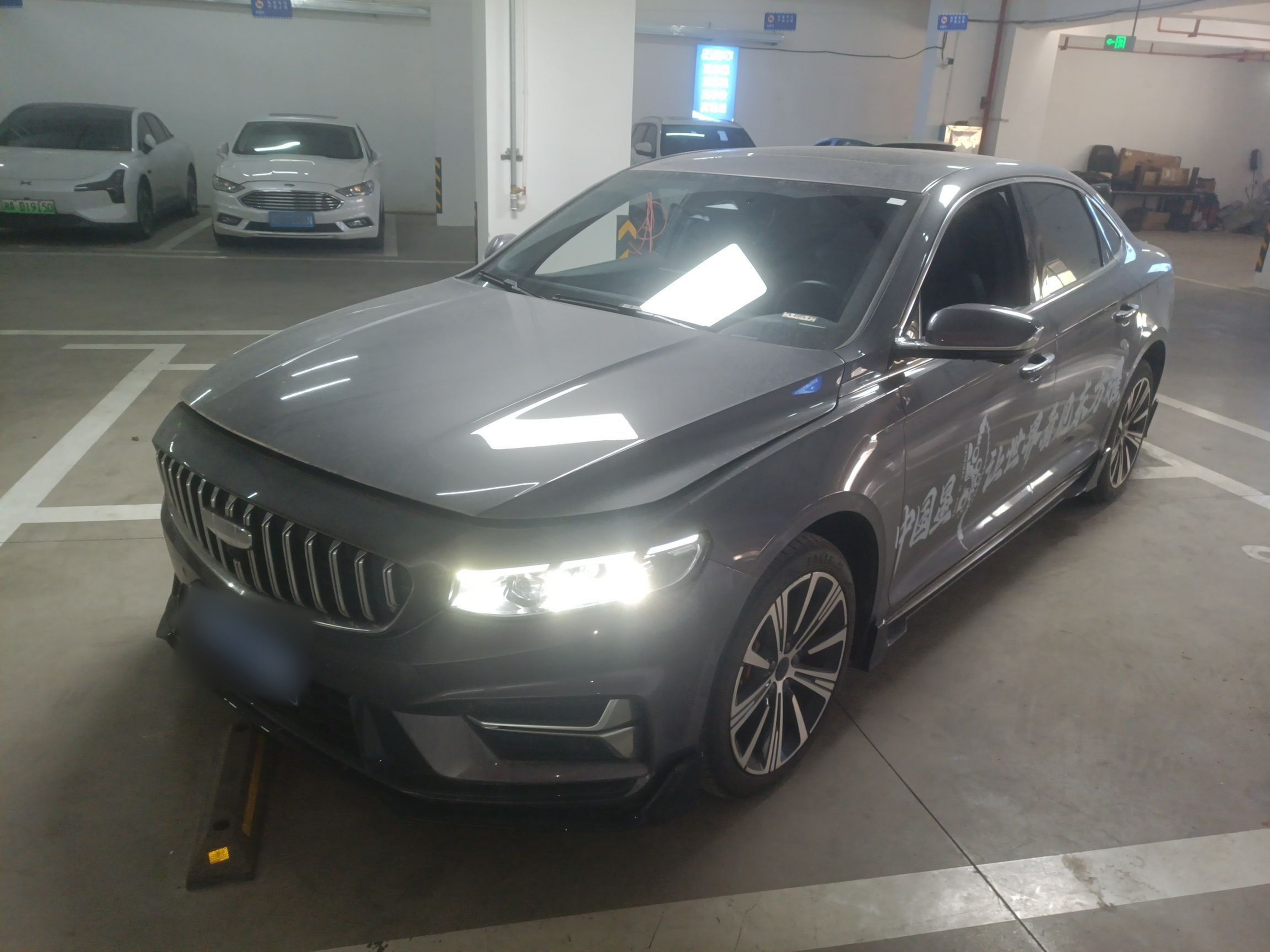 Под передней частью автомобиля