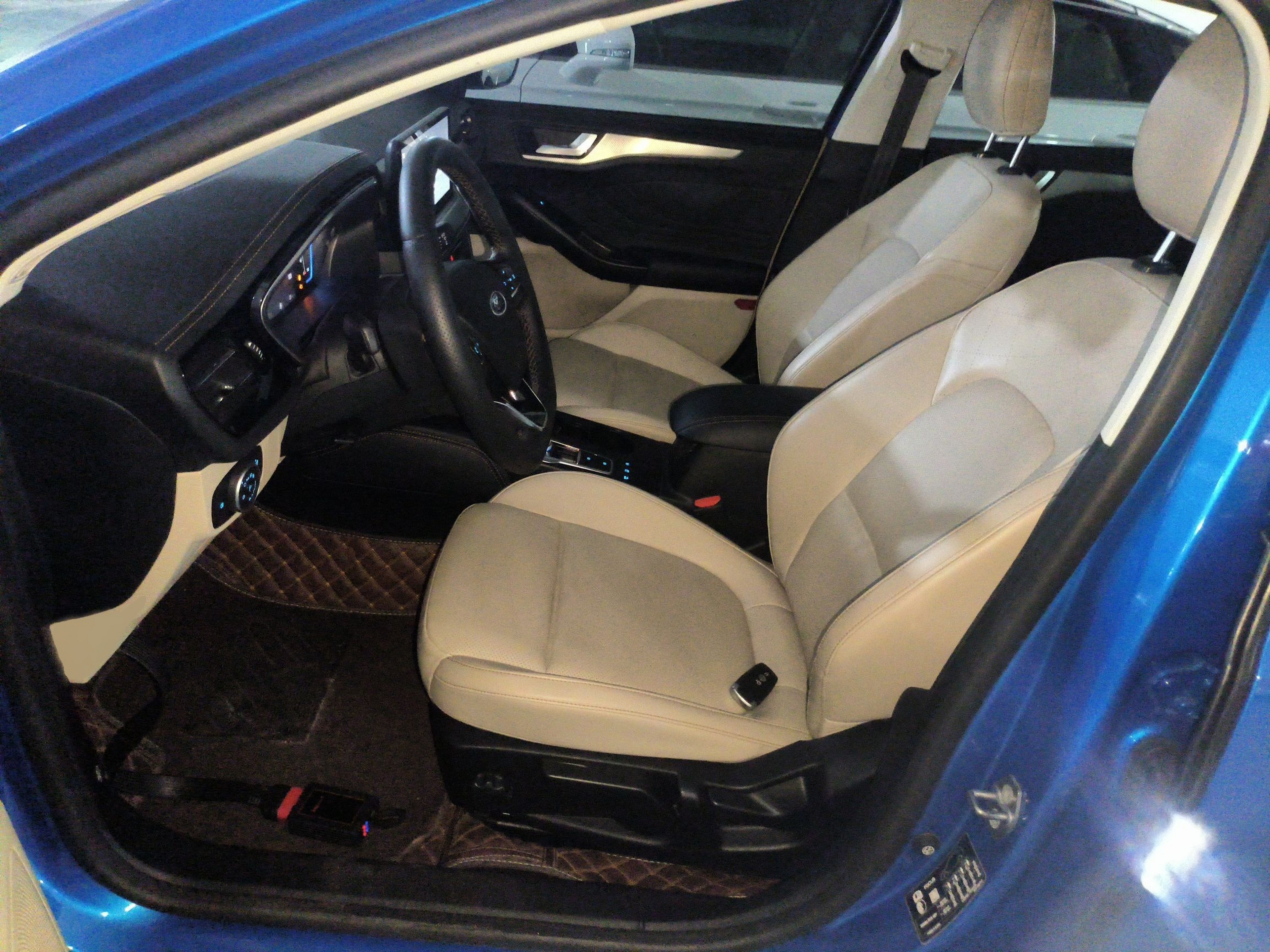 Переднее сиденье в автомобиле