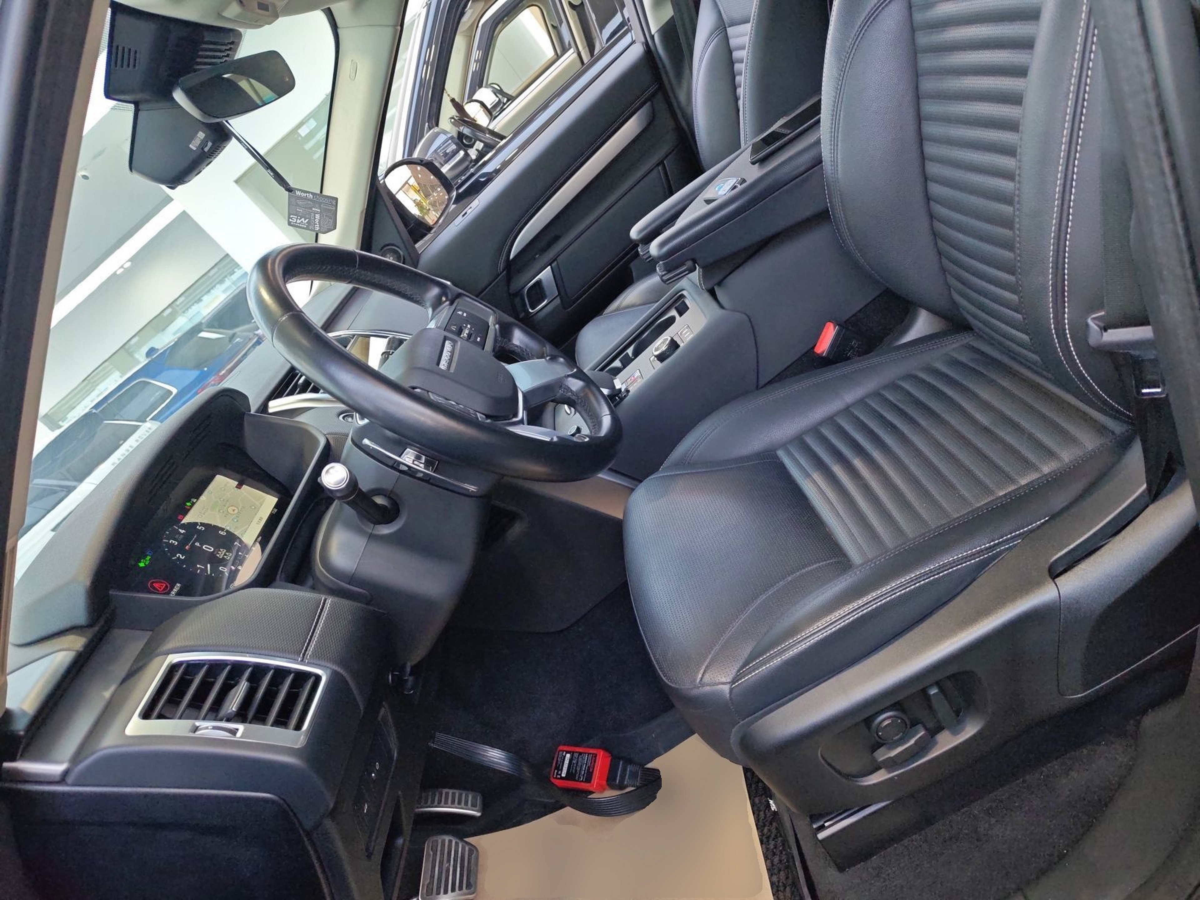 المقاعد الأمامية داخل السيارة