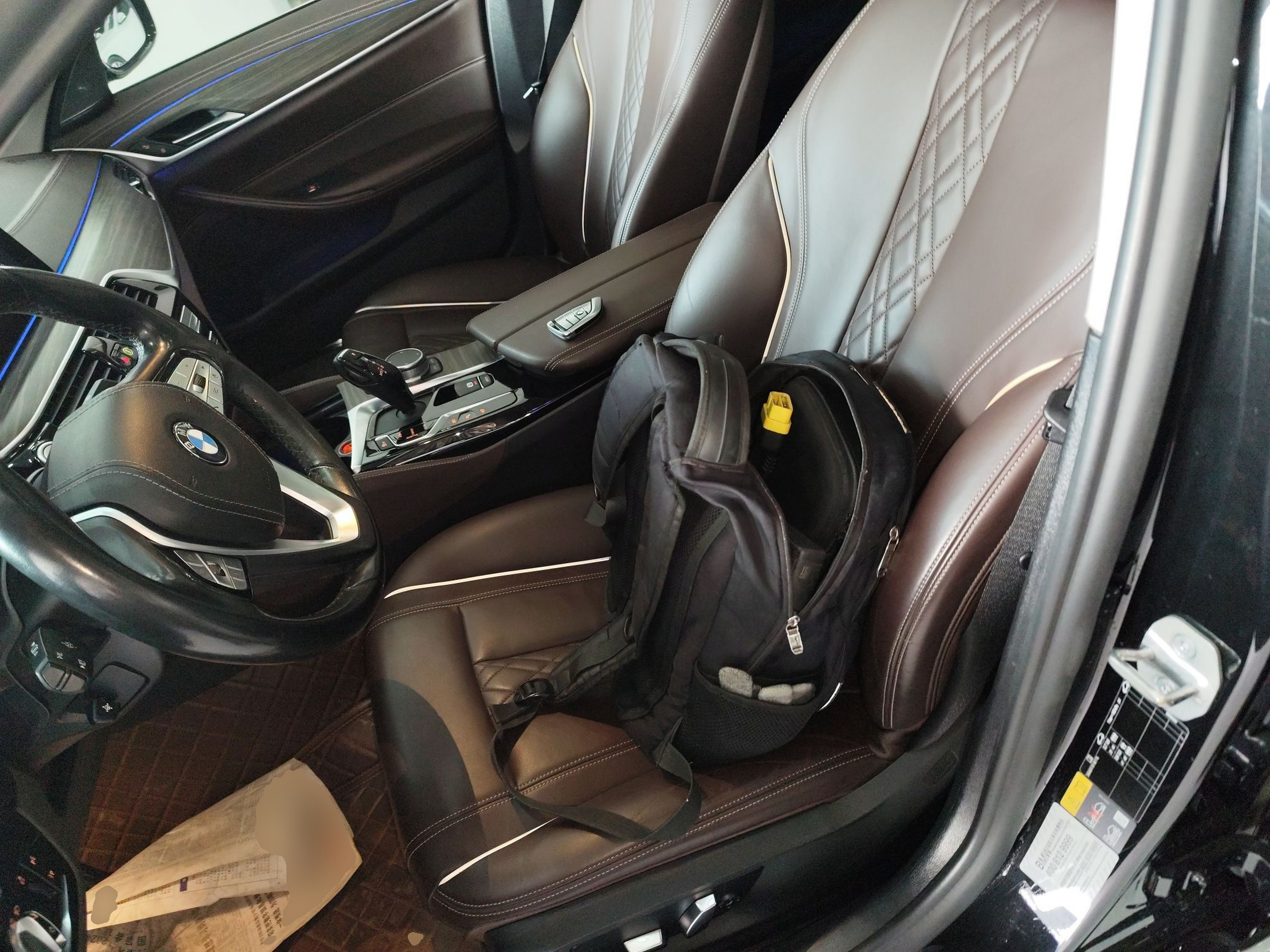 Переднее сиденье в автомобиле