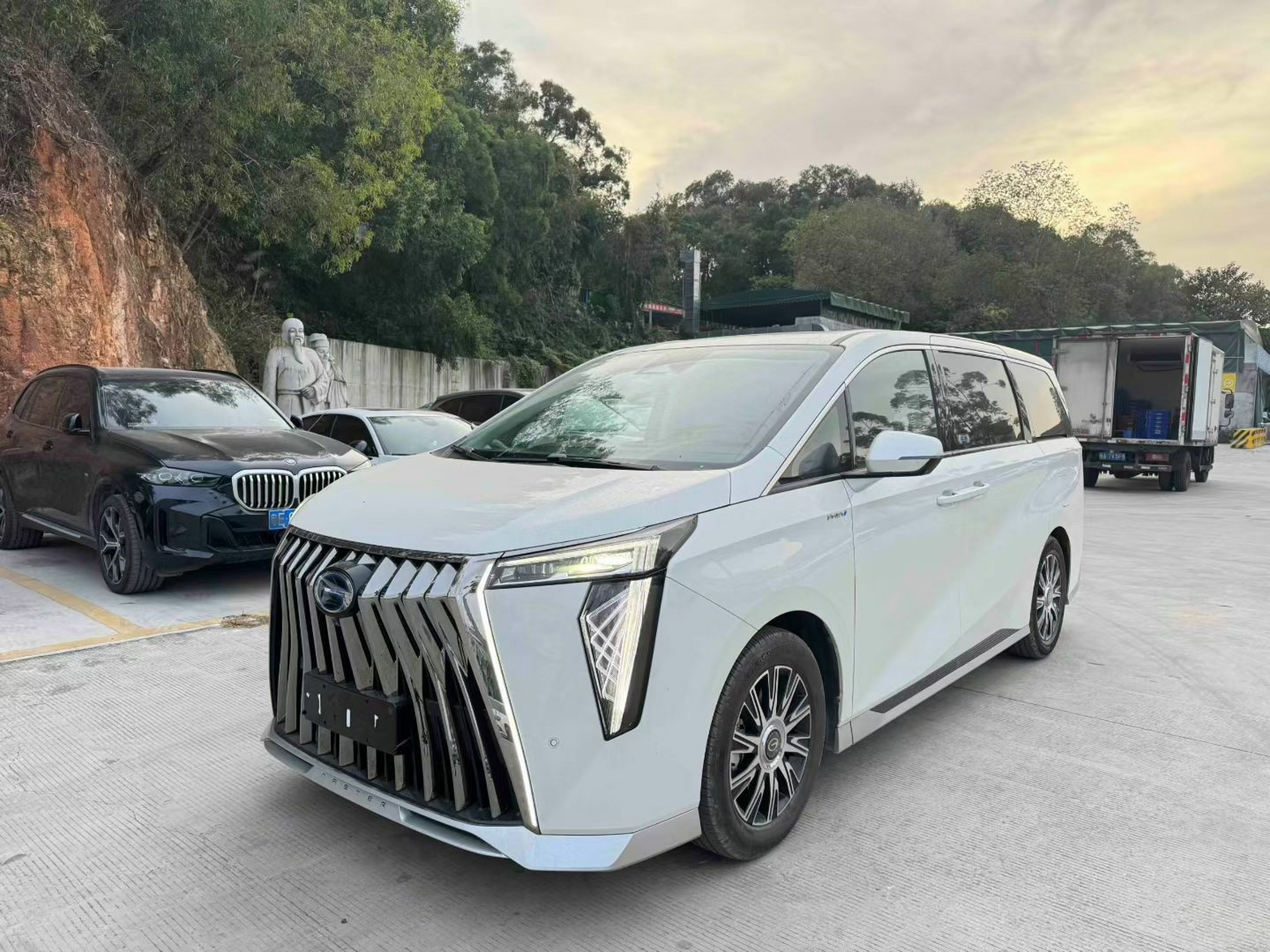 تحت مقدمة السيارة