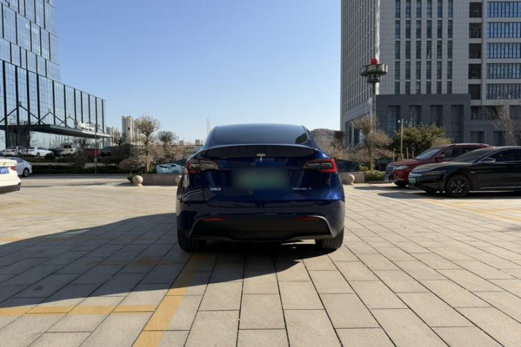 Used Tesla Model Y 2023 Long-Range All-Wheel-Drive Version
