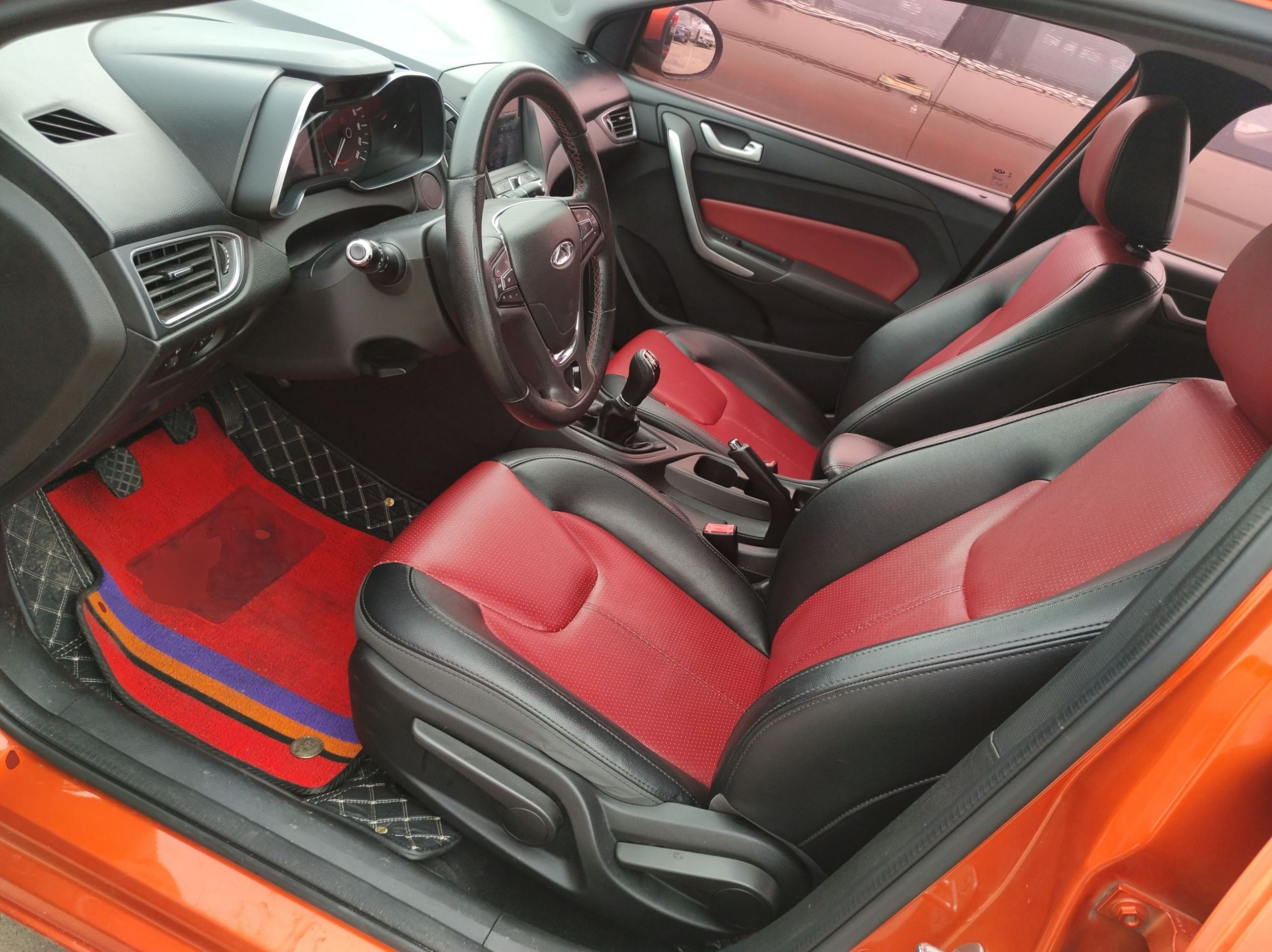 المقاعد الأمامية داخل السيارة