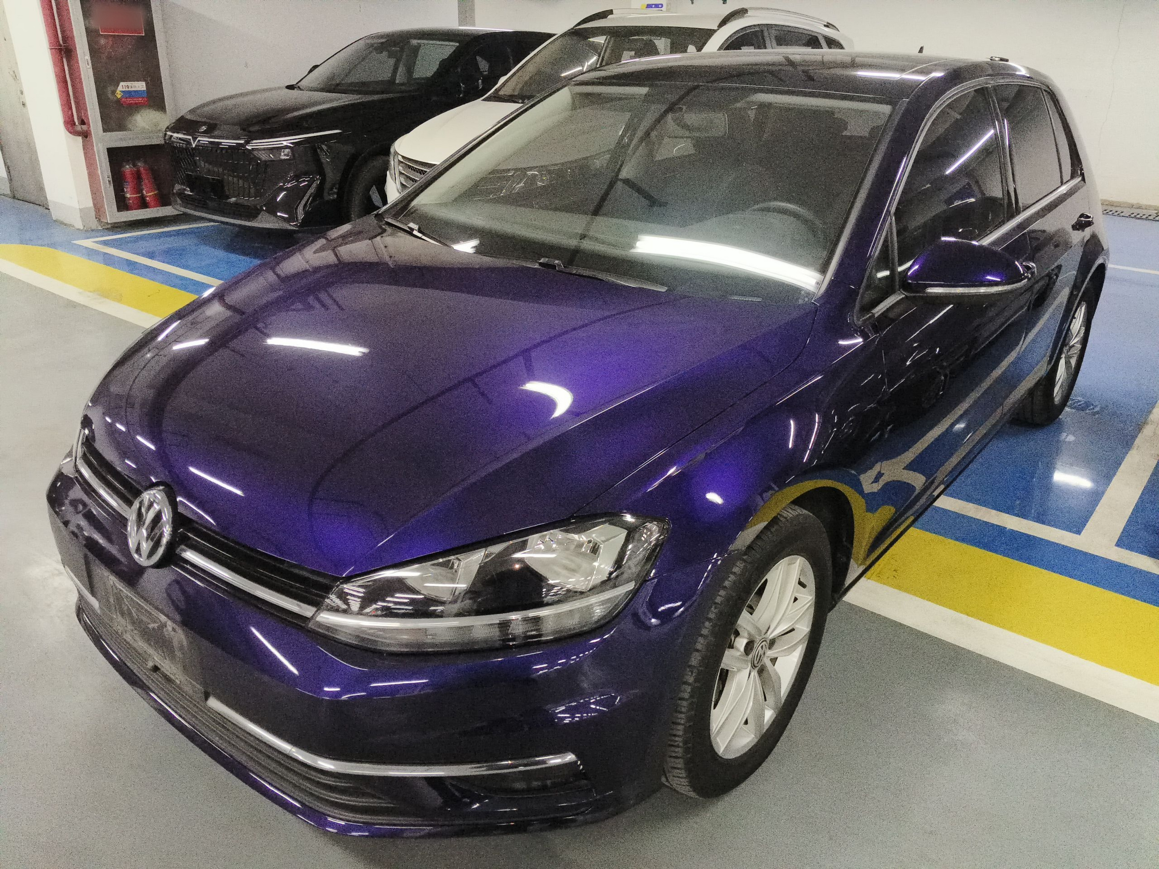 Под передней частью автомобиля