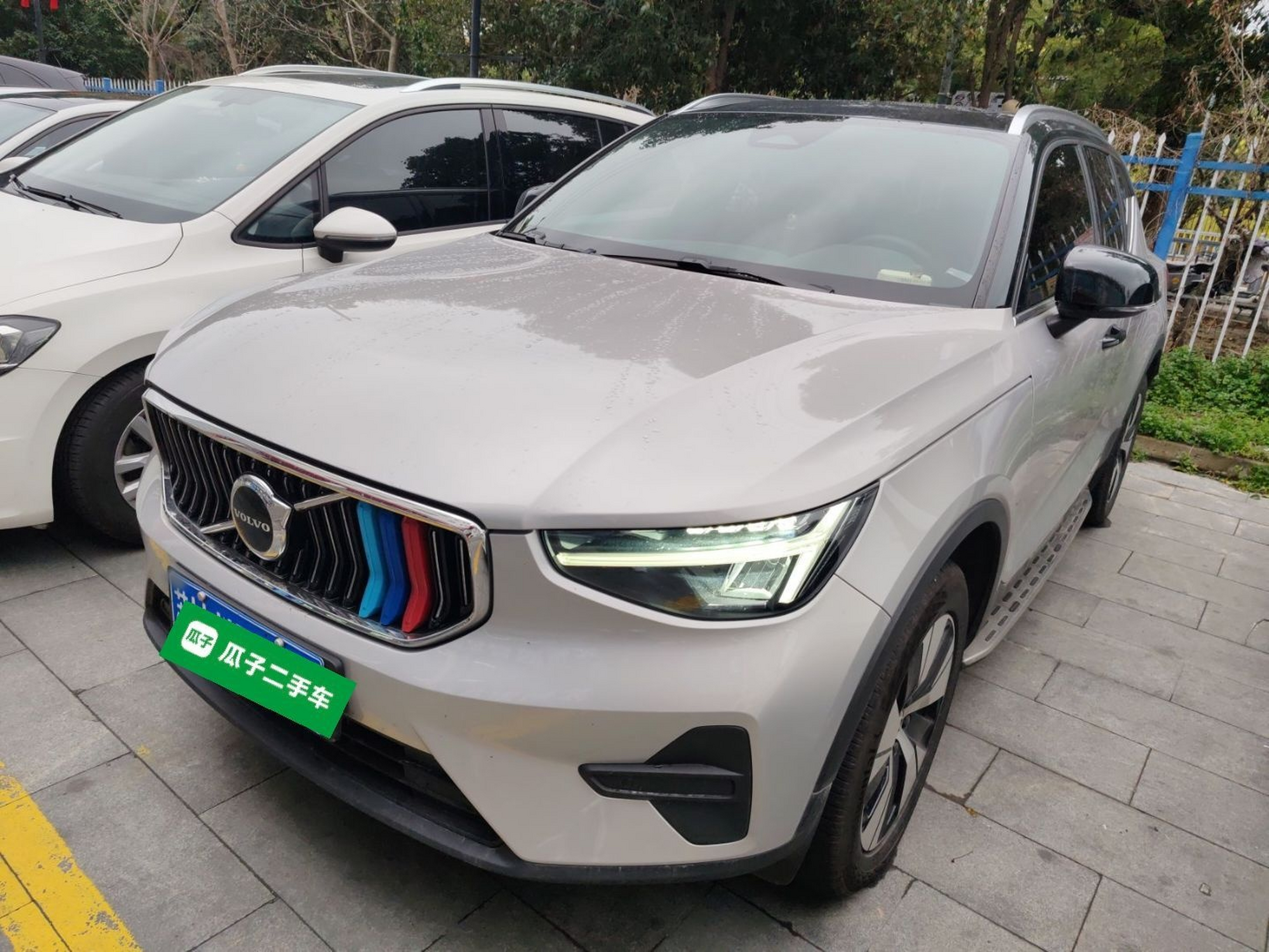 Под передней частью автомобиля