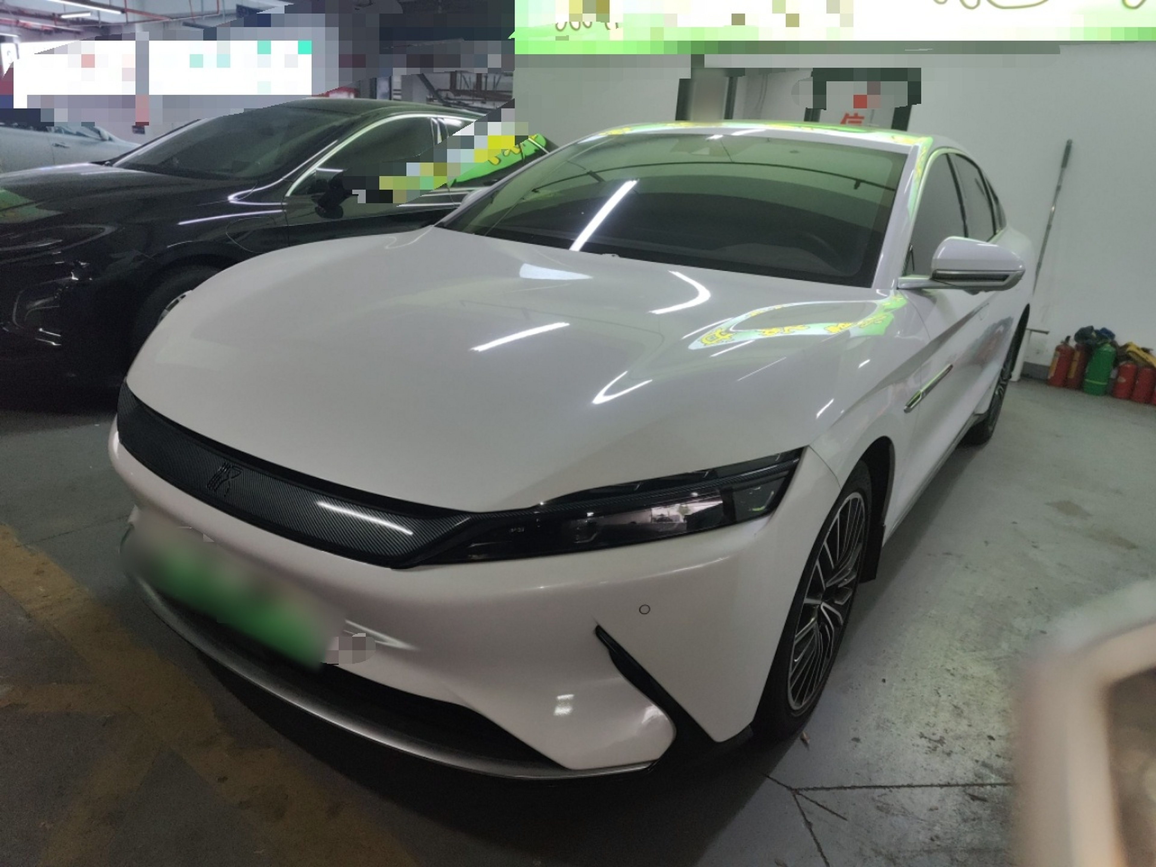 تحت مقدمة السيارة