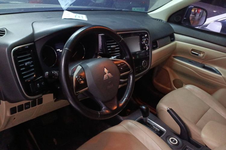 Used Mitsubishi Outlander 2013 2.4L 4x4 Luxury Navigation Edition 5 Seats
