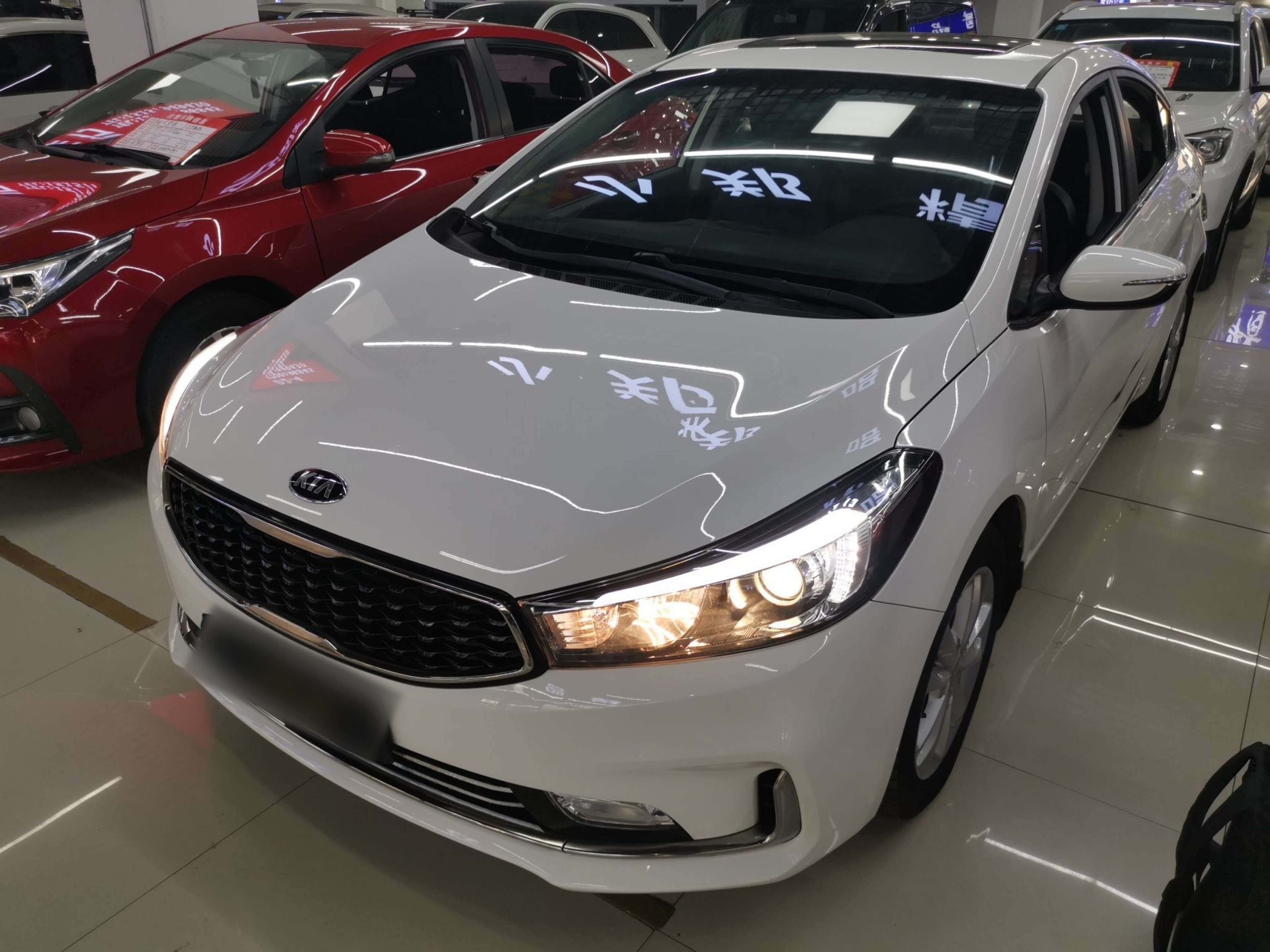 Под передней частью автомобиля