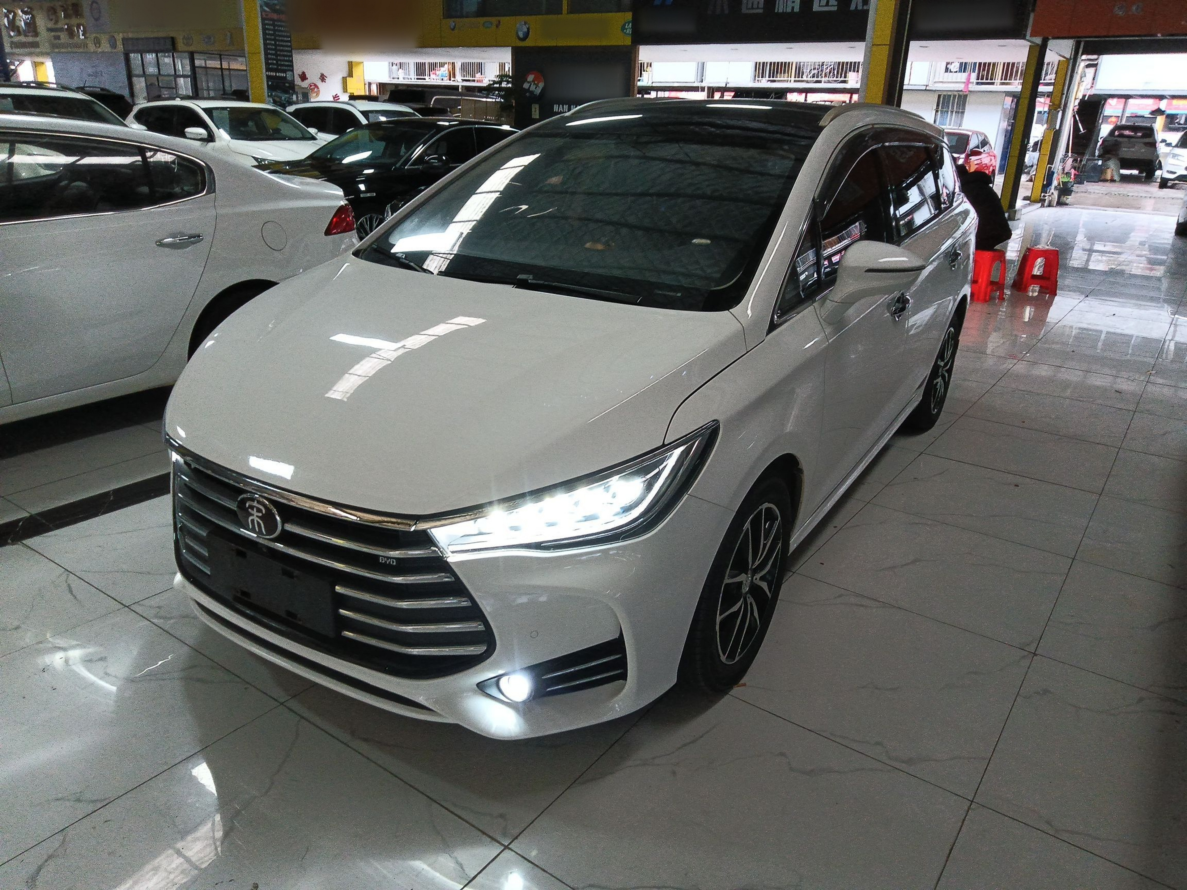 Под передней частью автомобиля