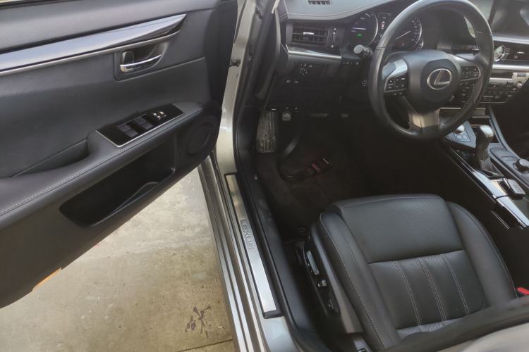 Used Lexus ES 2015 300h Comfort Edition
