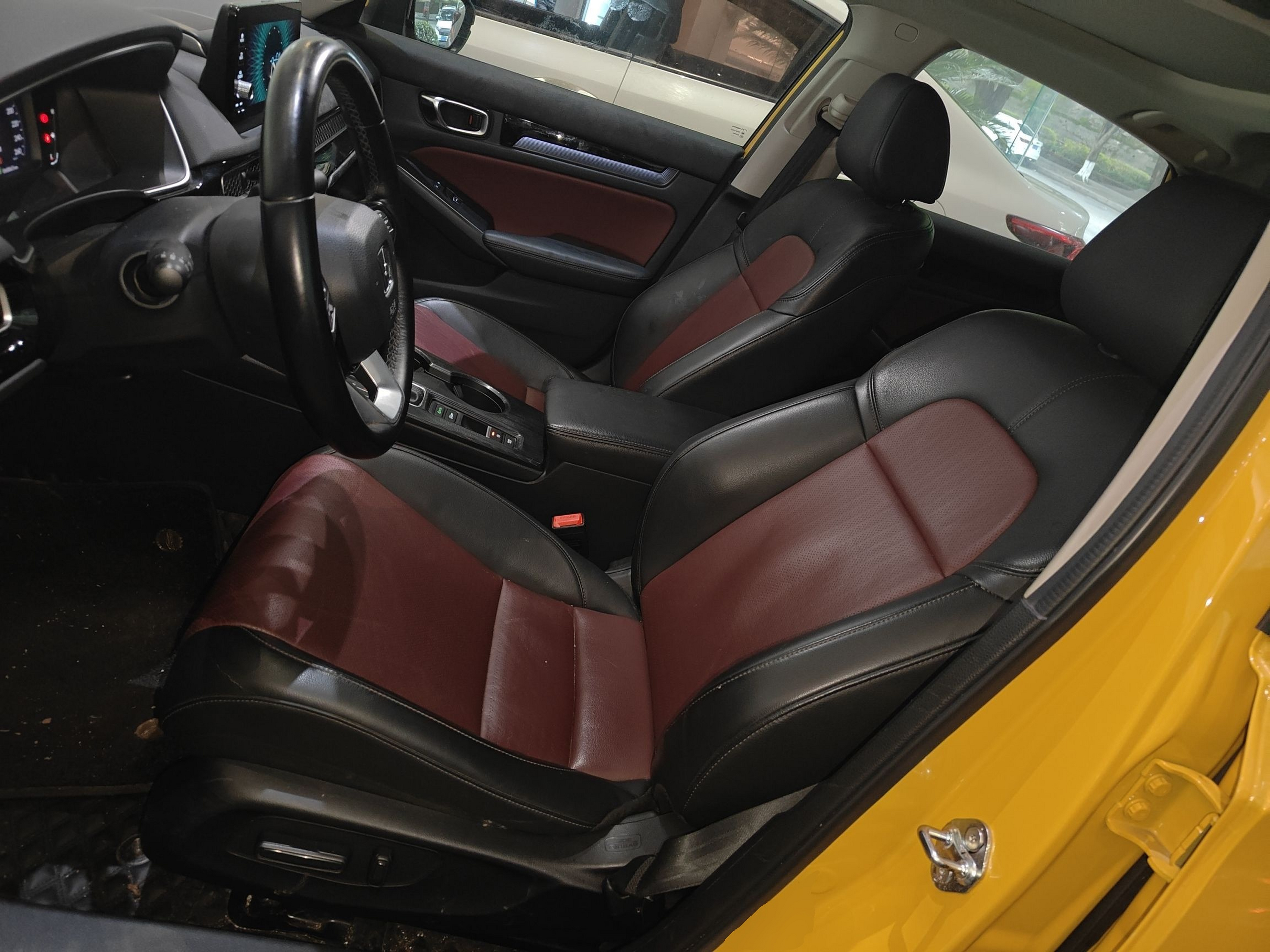 المقاعد الأمامية داخل السيارة