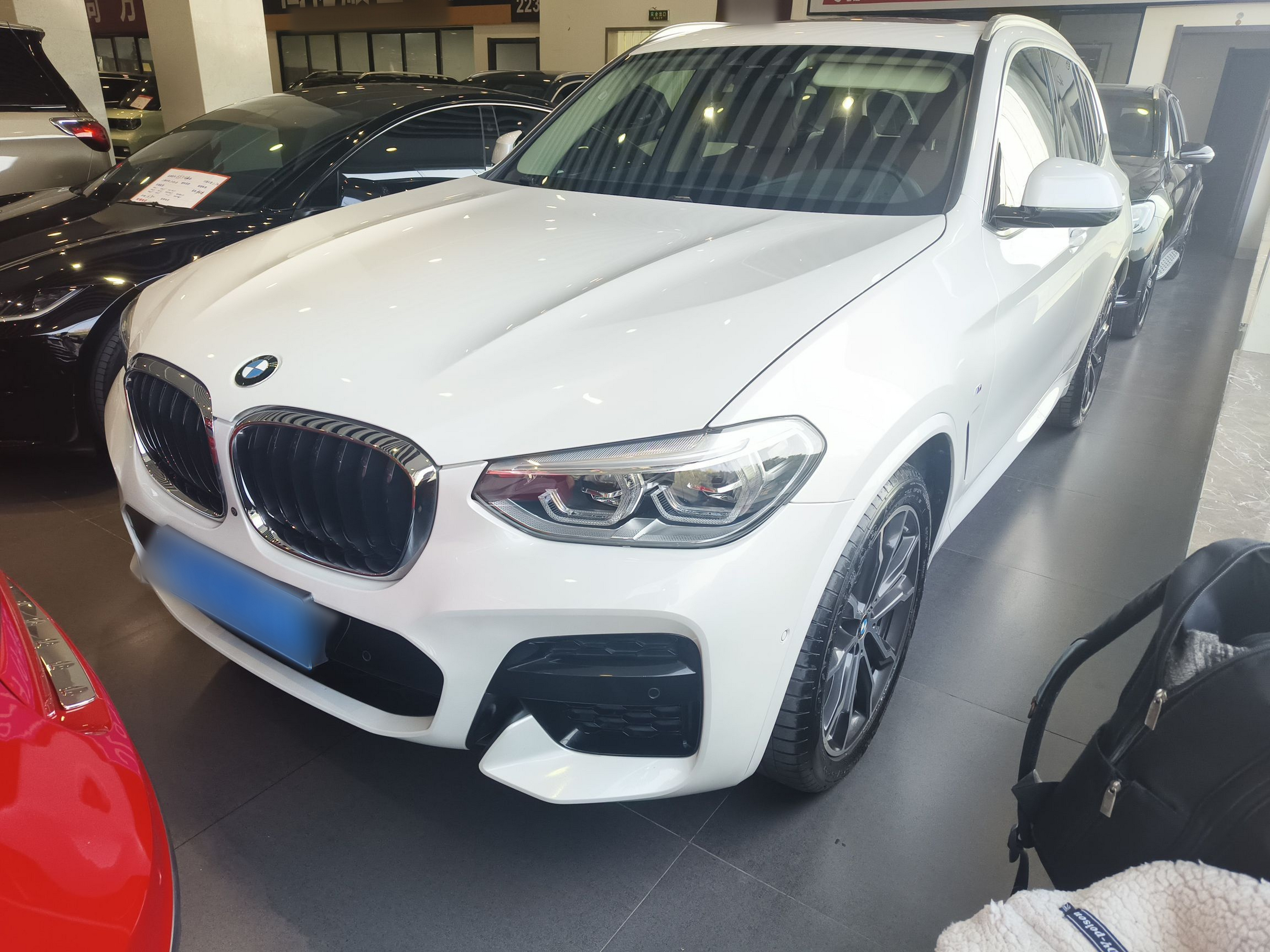 Под передней частью автомобиля