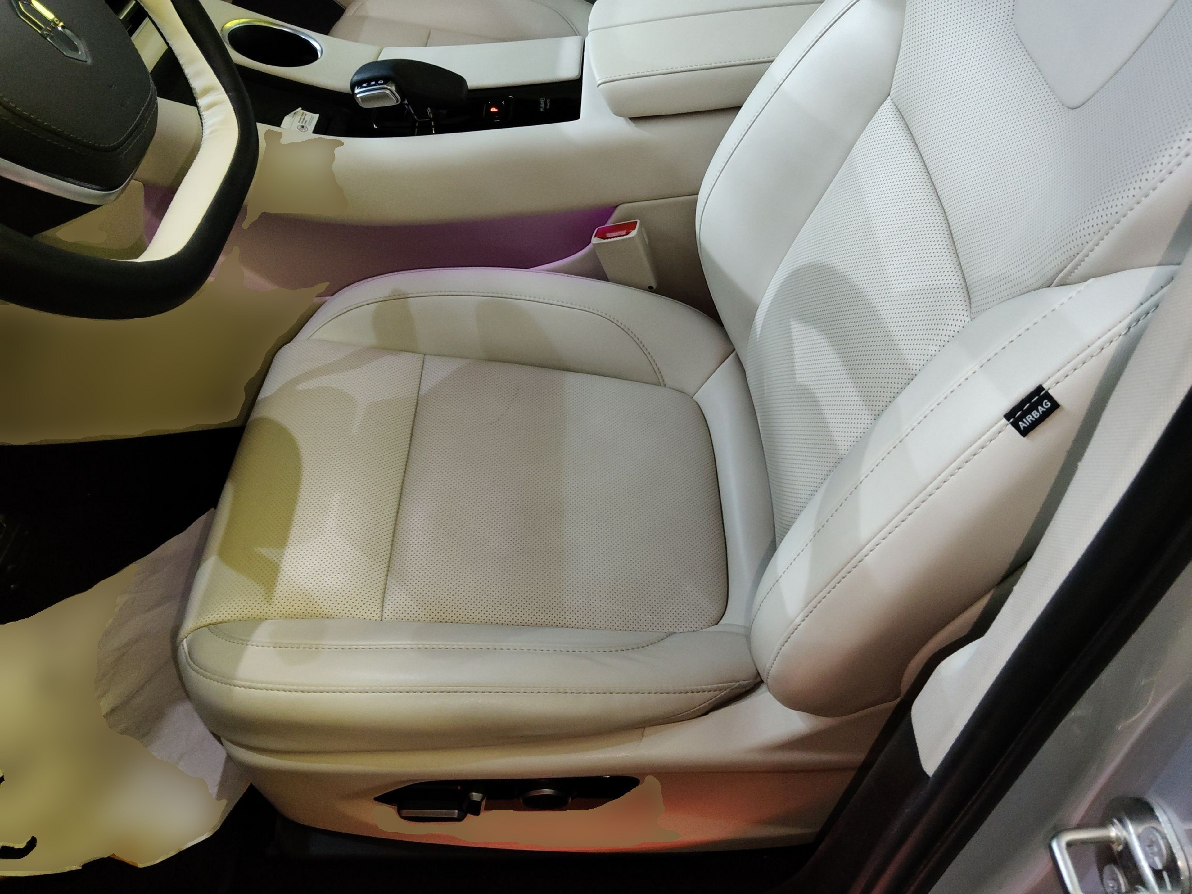 المقاعد الأمامية داخل السيارة