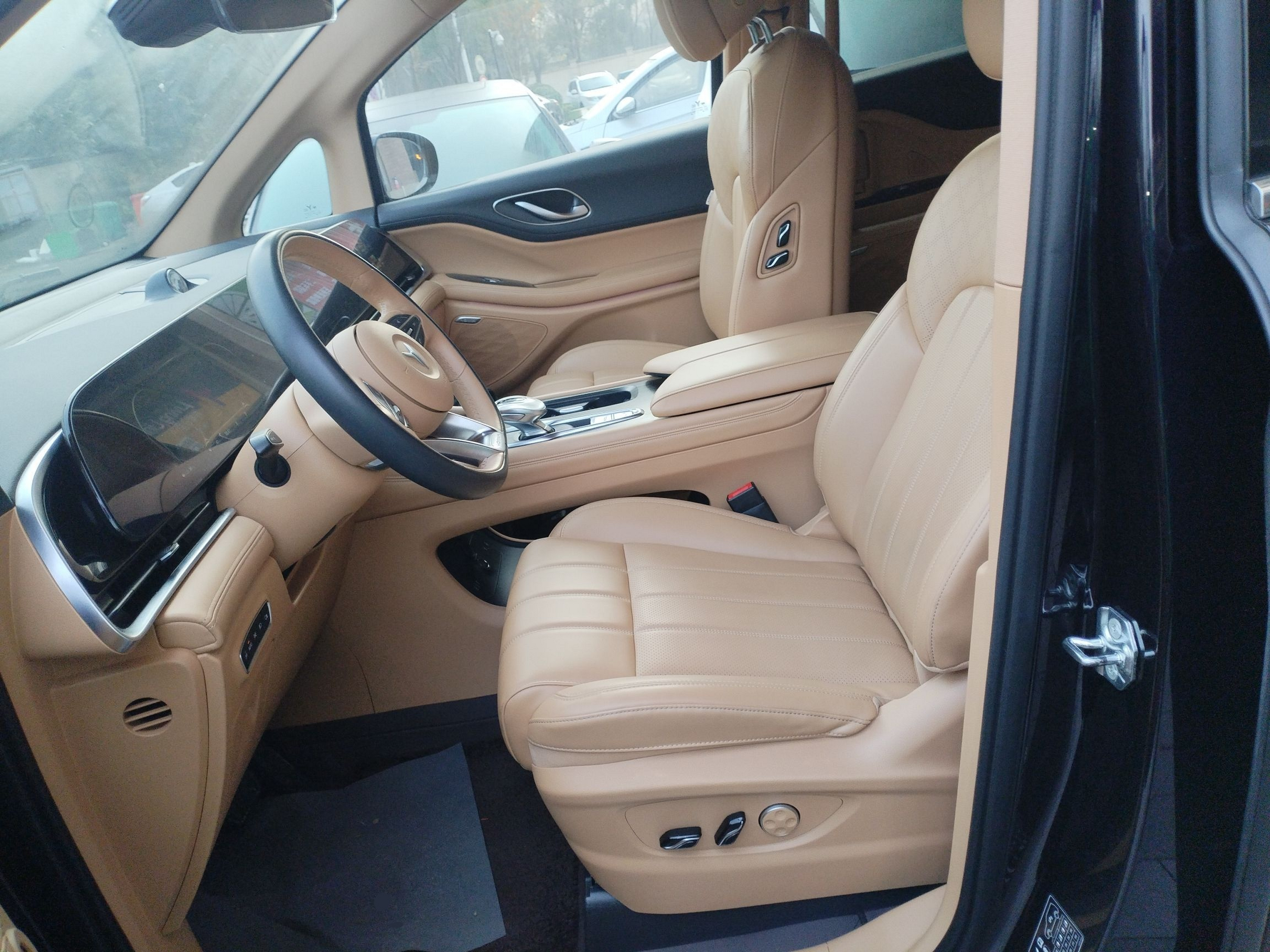 Переднее сиденье в автомобиле