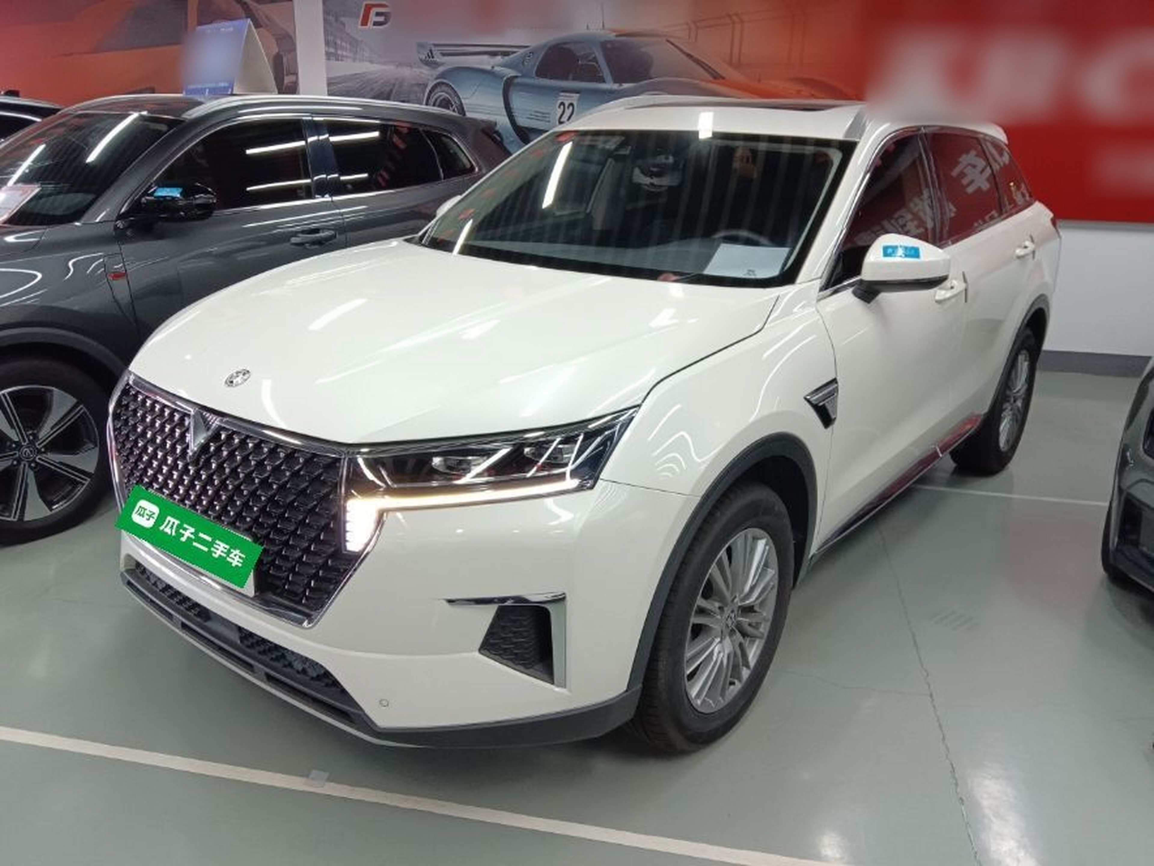 تحت مقدمة السيارة