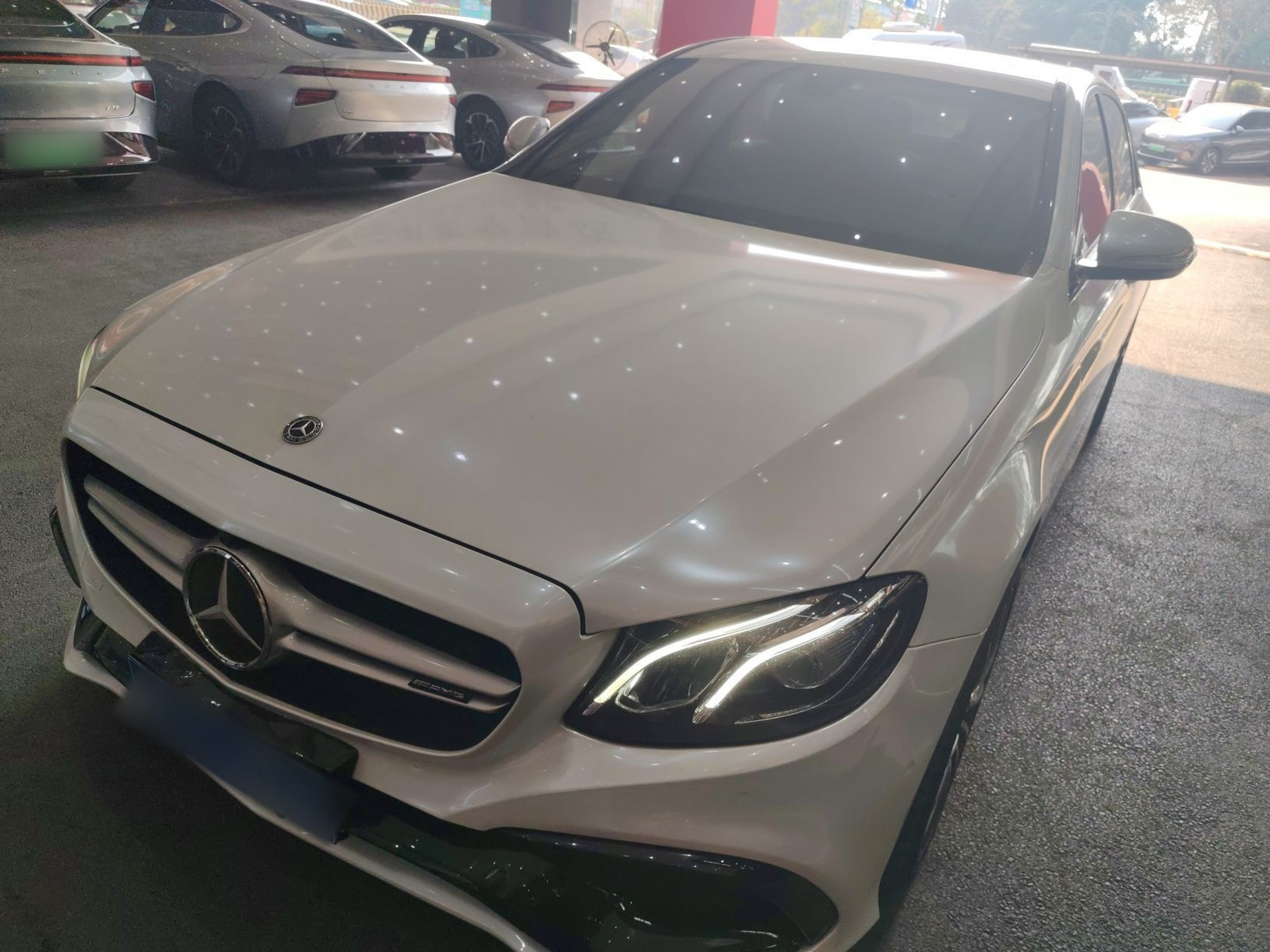 Под передней частью автомобиля