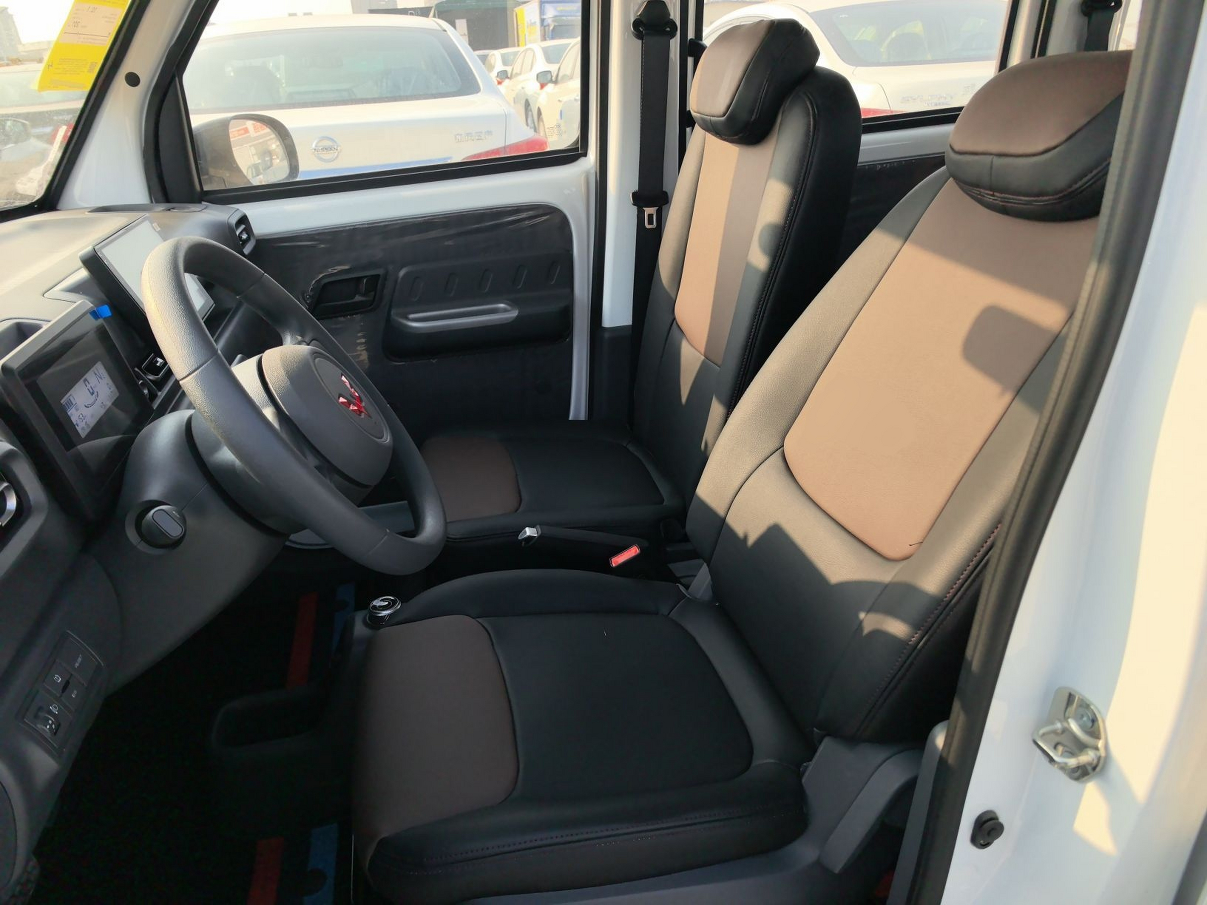 المقاعد الأمامية داخل السيارة