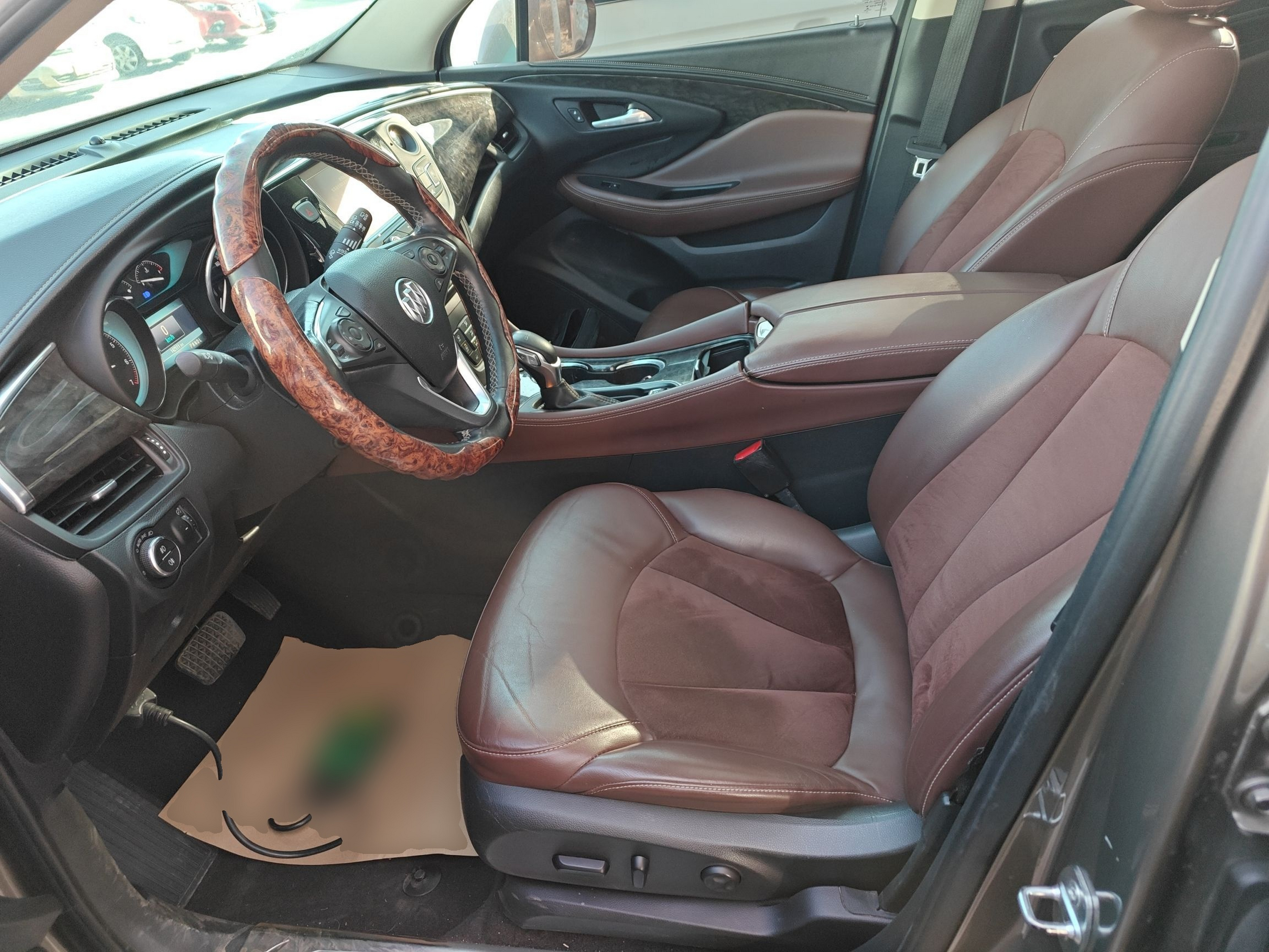 Переднее сиденье в автомобиле