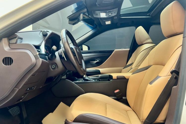 Used Lexus ES 2020 300h Premier Edition
