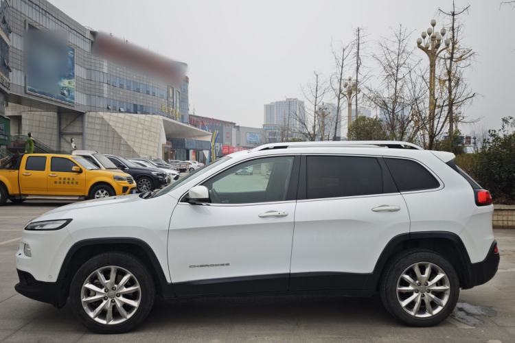 Used  Cherokee 2014 2.4L Luxury Edition
