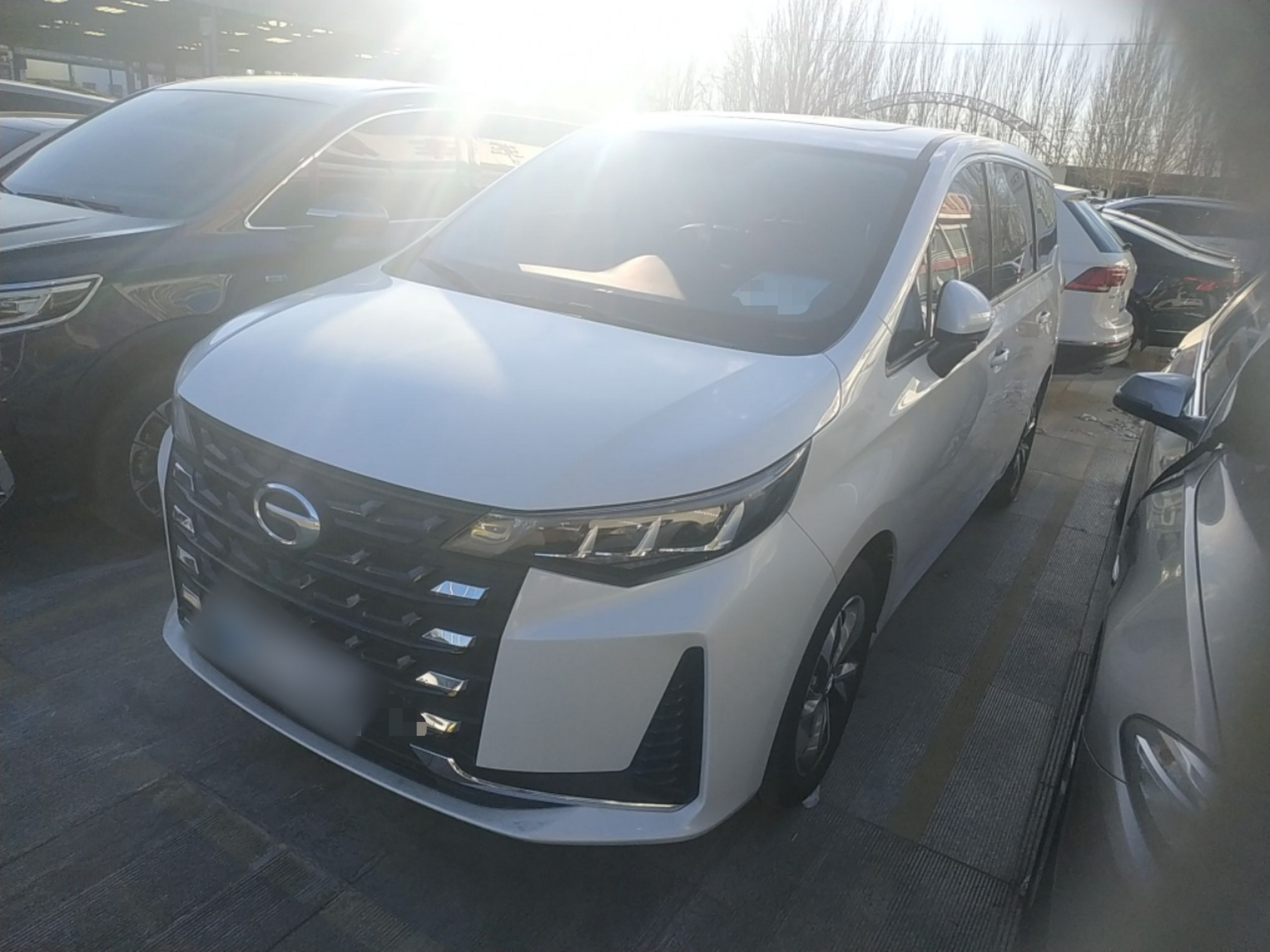 تحت مقدمة السيارة