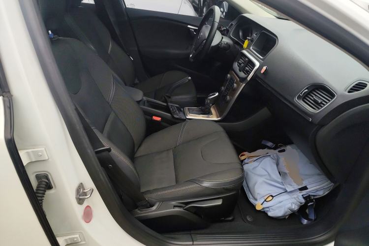 Used Volvo V40 2014 Cross Country 2.0T Zhiyi Edition
